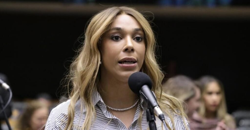 **Erika Hilton defende que projeto que pune a misoginia vá direto ao Plenário: O que isso significa?** A deputada federal **Erika Hilton** (Psol-SP), presidente da Comissão de Defesa dos Direitos das Mulheres da Câmara, anunciou recentemente sua intenção de levar diretamente ao Plenário da Casa um projeto de lei que equipara a **misoginia** ao racismo. Mas por que essa estratégia é importante? Segundo a publicação, a intenção de Erika Hilton é acelerar a aprovação da matéria, evitando que o texto passe por comissões temáticas onde poderia sofrer alterações. Essa abordagem busca garantir que a proteção de meninas e mulheres no país seja tratada com a devida urgência. **O que propõe o projeto de lei sobre misoginia?** De autoria da senadora **Ana Paula Lobato** (PSD-MA), o projeto estabelece que a injúria por misoginia, definida como preconceito ou aversão às mulheres, passe a ter uma pena de reclusão de dois a cinco anos, além de multa. Além disso, o texto tipifica a conduta de praticar, induzir ou incitar a discriminação ou o preconceito em razão do gênero, com pena de um a três anos de prisão. Essa proposta visa criar um marco legal mais robusto para combater a misoginia no Brasil, equiparando-a ao racismo em termos de gravidade e penalização. **Qual é o status atual do projeto?** O projeto chega à Câmara após ser aprovado por unanimidade pelo Senado na última terça-feira (24). Essa aprovação unânime no Senado demonstra um consenso inicial sobre a importância do tema. No entanto, o avanço da matéria provocou reação imediata de parlamentares de oposição, que prometeram articular a derrubada do texto durante a análise pelos deputados. Isso indica que, apesar do apoio inicial, o projeto enfrentará desafios significativos na Câmara. **Por que a urgência na aprovação do projeto?** Erika Hilton reforçou que buscará o regime de urgência para a proposta, argumentando que a proteção de meninas e mulheres no país demanda celeridade legislativa. A urgência se justifica pela necessidade de criar mecanismos legais eficazes para combater a misoginia, um problema que afeta profundamente a sociedade brasileira. A equiparação da misoginia ao racismo em termos legais pode servir como um forte dissuasor contra comportamentos discriminatórios e violentos contra mulheres. **Quais são os desafios esperados na Câmara?** Apesar do apoio no Senado, a proposta enfrenta resistência na Câmara dos Deputados. Parlamentares de oposição já manifestaram a intenção de articular a derrubada do texto. Isso sugere que o debate na Câmara será intenso e que a aprovação do projeto não será um processo simples. A estratégia de Erika Hilton de levar o projeto diretamente ao Plenário visa justamente minimizar essas resistências, evitando que o texto seja diluído ou alterado em comissões temáticas. **Qual é a importância desse projeto para a sociedade?** A aprovação desse projeto de lei representa um passo significativo na luta contra a misoginia no Brasil. Ao equiparar a misoginia ao racismo, o projeto reconhece a gravidade do preconceito e da discriminação de gênero, colocando-os no mesmo patamar de outros crimes de ódio. Isso não apenas fortalece a proteção legal para mulheres, mas também envia uma mensagem clara de que a sociedade brasileira não tolerará mais comportamentos misóginos. Em resumo, a defesa de Erika Hilton para que o projeto que pune a misoginia vá direto ao Plenário reflete uma estratégia para acelerar sua aprovação e garantir que a proteção das mulheres seja tratada com a urgência que merece. A proposta, já aprovada no Senado, enfrenta desafios na Câmara, mas representa um avanço crucial na luta contra a discriminação de gênero no Brasil.