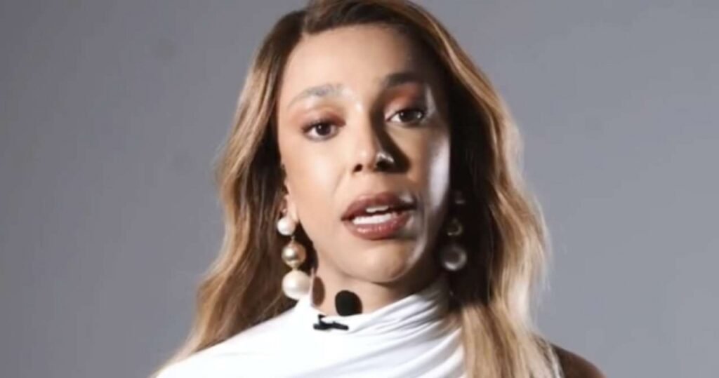 A deputada federal **Erika Hilton** (PSOL-SP) está no centro de uma controvérsia judicial envolvendo a ONG feminista **Matria**. A organização entrou com uma ação civil pública contra Hilton, questionando uma publicação feita pela parlamentar na rede social X, anteriormente conhecida como Twitter, no dia 11 de março. A postagem ocorreu após a eleição de Hilton para presidir a **Comissão da Mulher** da Câmara dos Deputados, tornando-se a primeira mulher trans a ocupar tal posição. Na publicação, Hilton se referiu a seus críticos como "transfóbicos e imbeCIS" e "esgoto da sociedade", além de afirmar que eles "podem latir". Essas declarações geraram uma reação da ONG Matria, que acusa a deputada de tentar silenciar adversárias políticas. A organização argumenta que as expressões usadas por Hilton têm o objetivo de desqualificar aqueles que discordam de suas posições. O que a ONG Matria busca com a ação judicial? A Matria solicita que a Justiça condene Erika Hilton a apagar a postagem em questão. Além disso, a ONG pede que a deputada publique uma retratação em até 24 horas após uma eventual decisão judicial favorável. A retratação deve conter um texto específico, conforme solicitado pela organização. A Matria também requer que Hilton seja condenada ao pagamento de uma multa de R$ 500 mil, que seria destinada ao **Fundo de Defesa de Direitos Difusos (FDD)**, vinculado ao Ministério da Justiça. Quais são os argumentos da ONG Matria? A advogada Aída Laurete de Souza, representando a ONG, apresentou a argumentação de que as declarações de Hilton ultrapassam os limites do debate público e da liberdade de expressão. A ação civil pública levanta questões sobre a responsabilidade de agentes políticos por suas manifestações em redes sociais, especialmente quando tais manifestações podem ser interpretadas como tentativas de silenciar ou desqualificar opositores. Qual é o impacto dessa ação judicial? O caso de Erika Hilton levanta importantes discussões sobre os limites da liberdade de expressão e o papel das redes sociais no debate político. A análise do Poder Judiciário sobre essa ação poderá estabelecer precedentes sobre como agentes políticos devem se comportar em plataformas digitais e quais são as consequências de suas declarações públicas. Por que a eleição de Erika Hilton para a presidência da Comissão da Mulher é significativa? A eleição de Hilton é um marco histórico, pois ela é a primeira mulher trans a presidir a Comissão da Mulher na Câmara dos Deputados. Sua eleição representa um avanço na inclusão e diversidade dentro da política brasileira, mas também traz desafios, como a resistência de setores que discordam de sua atuação e posicionamentos. O que está em jogo com essa ação judicial? Além das questões legais, o caso reflete as tensões entre diferentes grupos dentro do movimento feminista e a sociedade em geral. A ação da ONG Matria contra Erika Hilton destaca as complexidades das interseções entre gênero, identidade e política, e como essas interseções podem gerar conflitos e debates acalorados. Em resumo, o caso envolvendo Erika Hilton e a ONG Matria é um exemplo de como a política contemporânea está profundamente entrelaçada com questões de identidade e expressão. A decisão judicial que se seguirá poderá ter implicações significativas para o futuro do debate público no Brasil, especialmente em relação à liberdade de expressão e responsabilidade nas redes sociais.