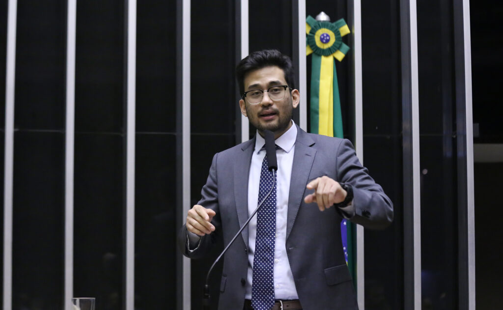 O deputado federal **Kim Kataguiri** criticou a deputada **Erika Hilton** ao recuperar um vídeo em que ela se refere a gestantes como "pessoas que gestam". Segundo Kataguiri, essa escolha de palavras demonstra um ódio contra mulheres. Ele argumenta que essa linguagem faz parte de uma pauta identitária que, em sua visão, é uma "bizarrice" promovida pela esquerda. A declaração de Kataguiri gerou debates sobre a linguagem inclusiva e o impacto de tais expressões no discurso político atual. A fala de Erika Hilton, segundo a publicação, reflete uma tentativa de adotar uma linguagem mais inclusiva, reconhecendo que nem todas as pessoas que gestam se identificam como mulheres. No entanto, para Kataguiri, essa abordagem é vista como um ataque à identidade feminina tradicional. Ele acredita que ao usar termos neutros, há uma tentativa de apagar a importância e a especificidade das experiências femininas. Essa crítica se insere em um contexto mais amplo de discussões sobre identidade de gênero e os direitos das mulheres, temas que frequentemente geram polarização no debate público. O uso de linguagem inclusiva, como "pessoas que gestam", tem sido defendido por alguns grupos como uma forma de reconhecer e respeitar a diversidade de identidades de gênero. No entanto, essa prática também enfrenta resistência, como exemplificado pela reação de Kataguiri. Segundo o site, o embate entre Hilton e Kataguiri ilustra as tensões entre diferentes visões sobre gênero e linguagem na sociedade contemporânea. Enquanto alguns veem a linguagem inclusiva como um avanço necessário, outros a percebem como uma ameaça às tradições e identidades estabelecidas.