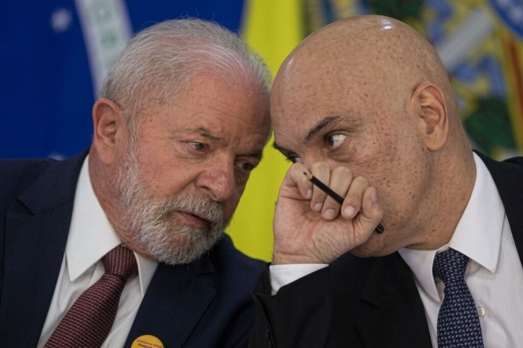 O **escândalo do Banco Master** emergiu como um catalisador de tensões entre o Supremo Tribunal Federal (STF), o governo do presidente Lula e o Congresso Nacional. Segundo a publicação, o caso trouxe à tona alegações de envolvimento de figuras proeminentes do STF, como os ministros Alexandre de Moraes e Dias Toffoli, cujos nomes foram associados a supostas ligações com o banco. Essas associações incluem mensagens, contatos e relatorias que foram contestadas, gerando um ambiente de desconfiança e minando a credibilidade da Corte. O impacto do escândalo não se limita ao STF, mas também afeta diretamente o governo Lula, que se vê em meio a um ambiente político cada vez mais volátil, especialmente com a aproximação das eleições de 2026. A crise institucional desencadeada pelo escândalo do Banco Master tem implicações profundas para o cenário político brasileiro. Segundo o site, a associação de ministros do STF com o caso levanta questões sobre a imparcialidade e a integridade da Justiça, elementos fundamentais para a estabilidade democrática. Além disso, o governo Lula enfrenta o desafio de lidar com a crescente desconfiança pública e as pressões políticas que emergem do Congresso. Esse cenário é agravado pela proximidade das eleições, que já começam a moldar o discurso político e as estratégias dos diversos atores envolvidos. A tensão entre os poderes é um reflexo das complexas relações de poder no Brasil, onde interesses políticos e econômicos frequentemente se entrelaçam. O impacto do escândalo se estende além das fronteiras institucionais, afetando também o ambiente econômico e social do país. A incerteza gerada por essa crise pode ter repercussões significativas na confiança dos investidores e na estabilidade econômica, elementos cruciais para o desenvolvimento sustentável do Brasil. Segundo a publicação, a situação exige uma resposta coordenada e eficaz dos líderes políticos e judiciais para restaurar a confiança nas instituições e garantir que o processo democrático não seja comprometido. À medida que o país se aproxima de um novo ciclo eleitoral, a capacidade de lidar com essas tensões será determinante para o futuro político e econômico do Brasil.