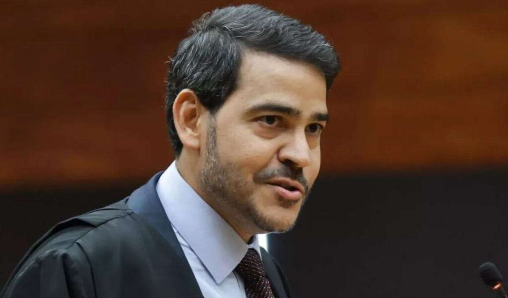 A escolha do novo **ministro do STF** pode ser adiada para o próximo presidente, uma vez que não há clima nem votos suficientes para a aprovação de Jorge Messias para a vaga deixada pela aposentadoria de Luis Roberto Barroso. Segundo a publicação do Jornal da Cidade Online, a indicação de Messias enfrenta resistência significativa no cenário político atual. Essa resistência se deve a uma série de fatores, incluindo a falta de consenso entre os parlamentares e a necessidade de um nome que una diferentes correntes políticas. A situação é complexa e reflete as tensões políticas que permeiam o processo de escolha de um ministro para o Supremo Tribunal Federal. De acordo com o site Poder 360, a falta de apoio a Jorge Messias é evidente, e isso pode levar a um adiamento na decisão, transferindo a responsabilidade para o próximo presidente. A escolha de um ministro do STF é um processo que requer não apenas a indicação presidencial, mas também a aprovação do Senado, o que demanda articulação política e apoio majoritário. No atual cenário, a ausência de um consenso torna a aprovação de Messias improvável, levando a especulações sobre a possibilidade de que o novo nome para o STF seja escolhido apenas após as próximas eleições presidenciais. A aposentadoria de Luis Roberto Barroso abriu uma vaga crucial no STF, e a escolha de seu sucessor é um tema de grande relevância para o futuro do judiciário brasileiro. O impasse atual, conforme relatado pelas fontes, destaca a importância de um nome que possa ser aceito por diferentes setores políticos e que tenha a capacidade de contribuir para a estabilidade e imparcialidade do tribunal. A decisão sobre o novo ministro do STF é, portanto, não apenas uma questão de escolha política, mas também de estratégia para garantir a continuidade e a integridade do sistema judiciário no Brasil.