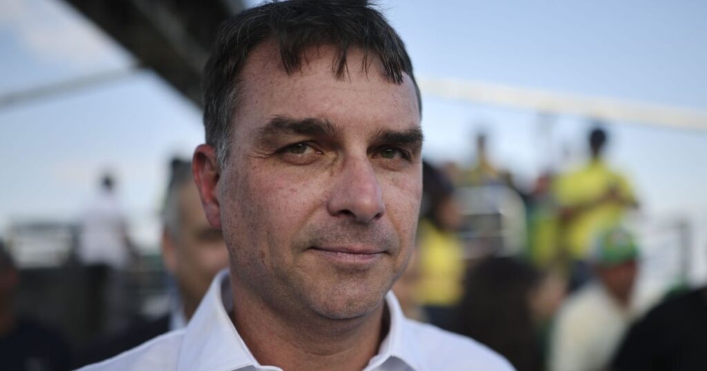 A **desistência de Ratinho Jr.** da corrida presidencial pode ter um impacto significativo no cenário político brasileiro, especialmente em relação ao posicionamento de **Flávio Bolsonaro**. Segundo o analista político **Leonardo Barreto**, essa mudança pode beneficiar o senador do PL, colocando-o em uma posição mais central no espectro político. Isso se torna ainda mais relevante se considerarmos a possível entrada de **Ronaldo Caiado** na disputa presidencial. Por que a saída de Ratinho Jr. é significativa? Ratinho Jr., como governador do Paraná, tinha uma base de apoio considerável e sua candidatura poderia fragmentar votos dentro de um determinado espectro político. Sua desistência libera esses votos, que agora podem ser redirecionados para outros candidatos, como Flávio Bolsonaro. Isso cria uma oportunidade para Flávio se consolidar como uma figura central, especialmente entre os eleitores que buscam continuidade nas políticas atuais. Como Flávio Bolsonaro pode se beneficiar? Com a saída de Ratinho Jr., Flávio tem a chance de atrair eleitores que estavam indecisos ou que apoiavam o governador do Paraná. Além disso, a possível candidatura de Ronaldo Caiado pode dividir ainda mais o eleitorado, mas também pode criar um cenário onde Flávio se posicione como uma alternativa viável para aqueles que buscam uma liderança forte e alinhada com os valores do PL. Qual é o papel de Ronaldo Caiado nesse contexto? Ronaldo Caiado, como governador de Goiás, tem uma presença política significativa e sua entrada na corrida presidencial pode alterar ainda mais a dinâmica entre os candidatos. Se Caiado decidir se candidatar, ele pode atrair um segmento específico do eleitorado, mas também pode facilitar a consolidação de Flávio Bolsonaro como um candidato de centro, caso Caiado não consiga capturar o apoio necessário. Quais são as implicações para o cenário político brasileiro? A desistência de Ratinho Jr. e a potencial candidatura de Ronaldo Caiado podem levar a uma reconfiguração das alianças políticas. Flávio Bolsonaro, ao se posicionar mais ao centro, pode atrair uma base mais ampla de eleitores, o que é crucial em uma eleição presidencial. Essa movimentação pode influenciar não apenas a corrida presidencial, mas também as estratégias dos partidos e candidatos em outras esferas do governo. Em resumo, a saída de Ratinho Jr. da corrida presidencial abre novas possibilidades para Flávio Bolsonaro, que pode se tornar uma figura central no cenário político brasileiro. A entrada de Ronaldo Caiado na disputa adiciona uma camada de complexidade, mas também pode beneficiar Flávio ao permitir que ele se posicione como uma alternativa viável para uma ampla gama de eleitores. Essa dinâmica ressalta a importância de monitorar as movimentações políticas e as alianças que se formam à medida que a eleição se aproxima.