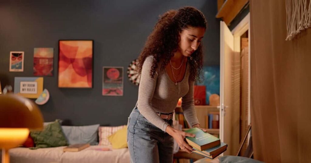 Por que é importante limpar o banheiro antes de dormir? Limpar o banheiro rapidamente à noite remove marcas de água e sujeira, mantendo o ambiente agradável e facilitando a rotina matinal. 🛁 Como a louça suja afeta sua manhã? Acordar com pia cheia causa desorganização e mau cheiro. Lavar a louça à noite evita insetos e deixa a cozinha pronta para o café. Por que limpar a bancada da cozinha é essencial? Resíduos de comida e gordura na bancada geram odores e comprometem a higiene. Limpar à noite mantém a cozinha fresca e organizada. Qual o impacto de deixar o lixo cheio durante a noite? Lixo cheio intensifica odores e atrai insetos. Esvaziar a lixeira antes de dormir mantém a casa fresca e agradável. Como uma arrumação rápida na sala pode ajudar? Guardar objetos e ajeitar almofadas evita bagunça acumulada, tornando o ambiente mais acolhedor e controlado. Por que organizar roupas antes de dormir faz diferença? Roupas espalhadas causam desordem e dificultam a escolha do dia seguinte. Separar e guardar mantém o quarto funcional. Qual o benefício de uma revisão noturna pela casa? Uma última volta evita problemas no dia seguinte, criando ordem e controle. Com o tempo, vira um hábito automático. Como essas ações impactam a rotina diária? Resolver pequenas tarefas à noite deixa a casa limpa e funcional, reduzindo a correria e tornando o dia mais leve.