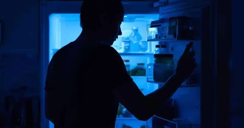 Quais alimentos podem prejudicar o sono? Comidas apimentadas, ricas em gordura e com cafeína são os principais vilões. Eles podem causar refluxo, indigestão e manter o cérebro em alerta, dificultando o sono. Por que comidas apimentadas afetam o sono? Elas aumentam a chance de azia e refluxo, causando desconforto gastrointestinal. Isso dificulta tanto pegar no sono quanto mantê-lo ao longo da noite. Como alimentos gordurosos interferem no descanso? Alimentos ricos em gordura, especialmente fritos, tornam a digestão mais lenta e podem causar sensação de estômago pesado, piorando episódios de refluxo e afetando a qualidade do sono. A cafeína é realmente tão prejudicial antes de dormir? Sim, a cafeína em café, chás, refrigerantes e chocolates pode manter o cérebro em alerta. Consumir até 6 horas antes de dormir pode reduzir o tempo total de sono em mais de 1 hora. Quais são as consequências de consumir cafeína à noite? Ela pode dificultar o início do sono e manter o cérebro em estado de alerta, quando o corpo deveria desacelerar, prejudicando a qualidade do descanso. É possível ter uma boa noite de sono com refeições pesadas? Nem sempre. Refeições grandes próximas ao horário de dormir aumentam o risco de desconforto digestivo e interrupções no sono. Prefira algo leve. Quais são as melhores opções de alimentos antes de dormir? Opte por alimentos menos gordurosos, menos açucarados e de digestão fácil. Eles são preferíveis a frituras, apimentados e produtos com cafeína. Por que a digestão lenta é um problema à noite? A digestão lenta pode causar desconforto e sensação de estômago pesado, interrompendo o sono e piorando episódios de refluxo. Como evitar problemas digestivos antes de dormir? Evite refeições pesadas e alimentos gordurosos perto da hora de dormir. Prefira opções leves e fáceis de digerir para reduzir o risco de desconforto. Quais são os efeitos de uma noite mal dormida? Sono de má qualidade pode levar a cansaço, irritabilidade e menor capacidade de concentração no dia seguinte, afetando a produtividade e o bem-estar. Existe uma quantidade segura de cafeína antes de dormir? É recomendado evitar cafeína pelo menos 6 horas antes de dormir para minimizar seus efeitos no sono. Como a alimentação pode melhorar a qualidade do sono? Escolher alimentos leves e de fácil digestão à noite pode ajudar a evitar desconfortos e promover um sono mais profundo e restaurador. Quais são as recomendações gerais para uma boa noite de sono? Evite refeições pesadas, alimentos apimentados e cafeína antes de dormir. Prefira um ambiente tranquilo e escuro para facilitar o descanso. Por que é importante cuidar da alimentação noturna? A alimentação noturna pode impactar diretamente a qualidade do sono, influenciando o bem-estar físico e mental no dia seguinte. Como a Sleep Foundation contribui para essas recomendações? A Sleep Foundation destaca a importância de evitar alimentos picantes e cafeína antes de dormir para melhorar a qualidade do sono.