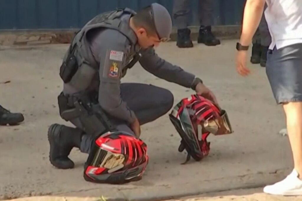 O que aconteceu durante o assalto na zona oeste de São Paulo? O empresário Celso Bortolatto de Castro foi morto durante uma tentativa de assalto na rua Sapetuba, região do Butantã. Ele estava com sua esposa em uma motocicleta quando foram abordados por criminosos. Quem disparou o tiro que matou o empresário? Segundo a esposa de Celso, o tiro que matou seu marido foi disparado por um policial militar que estava de folga e interveio no assalto. Houve troca de tiros durante o incidente? De acordo com a esposa, não houve troca de tiros. Ela relatou que o casal caiu da moto durante a abordagem e que o policial atirou sem entender a situação. Qual foi a reação da esposa ao ver o marido baleado? A esposa tentou alertar o policial, dizendo que ele havia atirado no marido, não no assaltante. Ela afirmou que o policial a olhou com indagação, sem entender o ocorrido. O que o policial fez após os disparos? Após atirar, o policial perseguiu os suspeitos e, em seguida, retornou ao local para informar que já havia acionado o resgate. Infelizmente, Celso morreu no local. Qual era a situação do casal antes do assalto? Celso e sua esposa estavam voltando de uma viagem ao interior do estado quando foram surpreendidos pelos criminosos na zona oeste de São Paulo. Como a comunidade local reagiu ao incidente? A comunidade ficou chocada com o incidente, gerando discussões sobre a atuação da polícia e a segurança na região. Quais são as possíveis consequências para o policial envolvido? O policial pode enfrentar investigações internas para apurar as circunstâncias do disparo e determinar se houve erro de conduta. Como a polícia está lidando com o caso? A polícia está investigando o caso para esclarecer os fatos e entender a dinâmica do ocorrido, incluindo a atuação do policial de folga. Qual é a importância de esclarecer os fatos nesse caso? Esclarecer os fatos é crucial para garantir justiça para a família de Celso e para avaliar a atuação policial em situações de intervenção. O que pode ser feito para evitar incidentes semelhantes no futuro? Treinamento adequado para policiais e estratégias de segurança pública podem ajudar a evitar tragédias semelhantes e proteger cidadãos. Como a família de Celso está lidando com a perda? A família está em luto e busca respostas sobre as circunstâncias que levaram à morte de Celso, esperando por justiça e esclarecimento. Quais são os próximos passos na investigação? A investigação continuará com a coleta de depoimentos e análise de evidências para determinar responsabilidades e esclarecer o caso. Como a sociedade pode apoiar a família de Celso? Apoio emocional e solidariedade são fundamentais para ajudar a família a enfrentar esse momento difícil e buscar justiça. Qual é o impacto desse caso na percepção pública sobre segurança? O caso levanta preocupações sobre segurança pública e a necessidade de medidas eficazes para proteger cidadãos e evitar erros policiais.