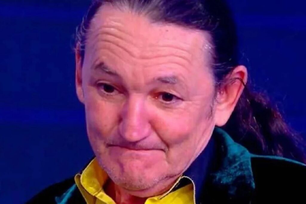 A esposa do humorista **Marquito**, Milva Maia, compartilhou detalhes sobre o apoio recebido de **Ratinho** após o grave acidente que deixou seu marido internado. Segundo a publicação, Ratinho, conhecido apresentador de televisão e colega de trabalho de Marquito, demonstrou grande solidariedade e preocupação com a situação do humorista. Milva destacou que Ratinho não apenas ofereceu suporte emocional, mas também se prontificou a ajudar com qualquer necessidade que surgisse durante o período de internação. O acidente, que foi descrito como grave, mobilizou amigos e familiares de Marquito, que se uniram em torno do humorista para oferecer apoio. Segundo o site, Milva Maia expressou sua gratidão pela atitude de Ratinho, ressaltando que a presença e o apoio do apresentador foram fundamentais para enfrentar esse momento difícil. Ela mencionou que Ratinho fez questão de acompanhar de perto a recuperação de Marquito, mostrando-se sempre disponível para ajudar no que fosse necessário. Além do apoio de Ratinho, Milva também destacou a importância do carinho e das mensagens de apoio que a família tem recebido dos fãs e amigos do humorista. Segundo a publicação, essas demonstrações de afeto têm sido essenciais para manter o ânimo de Marquito e de seus entes queridos durante o processo de recuperação. A atitude de Ratinho, conforme relatado por Milva, reflete não apenas a amizade entre os dois, mas também o espírito de solidariedade que tem marcado essa fase desafiadora na vida do humorista.