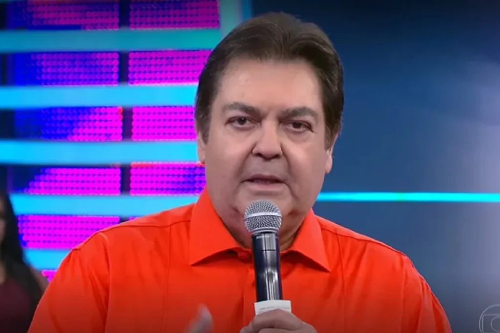 Por que Fausto Silva, o eterno Faustão, apareceu em uma foto rara com sua família? Fausto Silva apareceu em uma foto rara com sua família para comemorar o aniversário de sua filha primogênita, Lara. O encontro foi íntimo, apenas com pessoas próximas, e a imagem foi compartilhada por seu filho João Guilherme nas redes sociais. Qual foi o destaque na foto compartilhada por João Guilherme? O destaque na foto foi Faustão sentado em uma cadeira de rodas, o que chamou a atenção do público. Isso reflete um pouco de sua rotina e recuperação após enfrentar uma longa batalha pela vida, incluindo transplantes de órgãos e reabilitação. Como João Guilherme expressou seu carinho pela irmã na postagem? João Guilherme expressou seu carinho pela irmã Lara com uma mensagem cheia de admiração, destacando que eles se amam não apesar das diferenças, mas justamente por elas. A declaração foi postada junto com a foto da família. Qual foi o papel do Hospital Israelita Albert Einstein na recuperação de Faustão? O Hospital Israelita Albert Einstein, em São Paulo, foi fundamental na recuperação de Faustão, oferecendo tratamento durante suas internações e reabilitação após os grandes transplantes de órgãos que ele enfrentou.