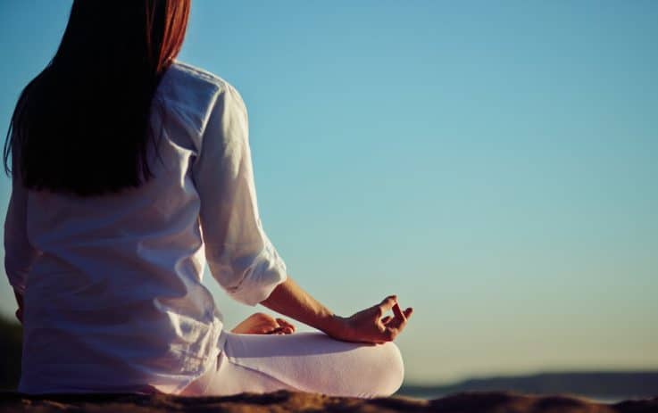 A **Lei da Atração** é um conceito poderoso que sugere que a energia que você emite para o universo retorna para você na mesma frequência. Quando você está alinhado com essa energia, certos sinais começam a aparecer, indicando que a lei está realmente "funcionando" em sua vida. Esses sinais são manifestações tangíveis de que seus pensamentos e intenções estão se materializando. O primeiro sinal é a **sincronicidade**. Quando a Lei da Atração está em ação, você começa a notar coincidências significativas que parecem muito mais do que mero acaso. Pode ser encontrar alguém que estava em seus pensamentos ou receber uma oportunidade que você desejava. Essas sincronicidades são o universo respondendo à sua energia. Outro sinal claro é a **mudança em seus sentimentos**. Você começa a sentir uma onda de positividade e otimismo. Mesmo diante de desafios, há uma sensação subjacente de que tudo está se encaminhando para o melhor. Essa mudança emocional é um indicativo de que você está vibrando em uma frequência mais elevada. O terceiro sinal é o **aumento da intuição**. Sua capacidade de perceber e entender as coisas sem raciocínio lógico se intensifica. Você começa a confiar mais em seus instintos e a tomar decisões que se alinham perfeitamente com seus desejos. Essa intuição aprimorada é uma ferramenta poderosa que guia você na direção certa. Além disso, você pode notar uma **melhora em seus relacionamentos**. Pessoas que compartilham da mesma energia positiva começam a entrar em sua vida, enquanto aquelas que não estão alinhadas com sua nova frequência podem naturalmente se afastar. Essa mudança nos relacionamentos é um reflexo direto da energia que você está emitindo. Outro sinal importante é a **manifestação de desejos**. Coisas que você visualizou ou desejou começam a se materializar. Pode ser algo pequeno, como encontrar um objeto perdido, ou algo maior, como conseguir um emprego dos sonhos. Essas manifestações são provas concretas de que a Lei da Atração está funcionando. Por fim, há uma **sensação de paz e clareza**. Quando a Lei da Atração está em ação, você experimenta uma tranquilidade interior, mesmo em meio ao caos. Essa paz é acompanhada por uma clareza mental que permite que você veja o caminho à frente com mais nitidez. Esses sinais são indicadores de que a **Lei da Atração** está operando em sua vida. Ao reconhecer e acolher esses sinais, você pode fortalecer ainda mais sua conexão com o universo e continuar a atrair experiências positivas. Lembre-se de que a chave para a Lei da Atração é manter uma energia positiva e estar aberto às possibilidades que o universo oferece.