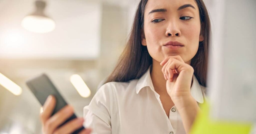 Quais são os sinais de infidelidade em um relacionamento? Mudanças inexplicáveis nos hábitos, como horários diferentes e saídas frequentes, podem ser indicativos de infidelidade. A atenção do parceiro pode estar em outra pessoa. Por que a comunicação se torna limitada em casos de traição? Quando alguém se torna distante ou evita conversas profundas, isso pode indicar que sua atenção está voltada para outra pessoa, dificultando a comunicação no relacionamento. Como a aparência pode indicar infidelidade? Se o parceiro começa a se arrumar mais do que o normal ou muda o estilo de roupas sem motivo aparente, pode estar tentando impressionar alguém fora do relacionamento. Por que a privacidade digital é um sinal de alerta? Mensagens deletadas, senhas trocadas ou a recusa em deixar o parceiro acessar o celular podem indicar tentativas de esconder conversas ou atividades suspeitas. Como a vida sexual pode refletir infidelidade? Uma queda no interesse sexual ou comportamentos novos e experimentais sem explicação podem refletir insatisfação ou envolvimento emocional com outra pessoa. Por que críticas excessivas podem ser um sinal de traição? Alguns infiéis começam a criticar o parceiro de forma exagerada, transferindo a culpa de problemas do relacionamento para justificar seus comportamentos. O que a falta de planos futuros indica em um relacionamento? Hesitação em falar sobre o futuro do casal ou falta de interesse em planejar juntos pode indicar que a mente e os sentimentos da pessoa estão investidos em outro lugar. Por que a defensividade é um comportamento suspeito? Uma pessoa infiel tende a ficar na defensiva diante de perguntas simples sobre rotina, mensagens ou deslocamentos, gerando explosões de raiva ou evasão. Como lidar com suspeitas de infidelidade? É importante ressaltar que nenhum comportamento isolado confirma a infidelidade. Comunicação aberta e observação do padrão geral de atitudes são essenciais. Quando buscar ajuda profissional em casos de suspeita? Em casos de suspeita, buscar aconselhamento profissional ou terapia de casal pode ajudar a esclarecer a situação e fortalecer o relacionamento. Como a terapia pode ajudar em casos de infidelidade? A terapia pode proporcionar um espaço seguro para discutir sentimentos, melhorar a comunicação e ajudar o casal a decidir o futuro do relacionamento. Qual é a importância da comunicação em um relacionamento? A comunicação aberta é fundamental para resolver mal-entendidos e fortalecer a confiança entre os parceiros, especialmente em momentos de dúvida. Como a confiança pode ser reconstruída após uma traição? Reconstruir a confiança requer tempo, paciência e esforço de ambas as partes, além de um compromisso genuíno em trabalhar no relacionamento. Quais são as consequências emocionais da infidelidade? A infidelidade pode causar dor emocional significativa, incluindo sentimentos de traição, raiva e insegurança, afetando a autoestima e a confiança. Como prevenir a infidelidade em um relacionamento? Manter uma comunicação aberta, estabelecer expectativas claras e investir tempo e esforço no relacionamento podem ajudar a prevenir a infidelidade.