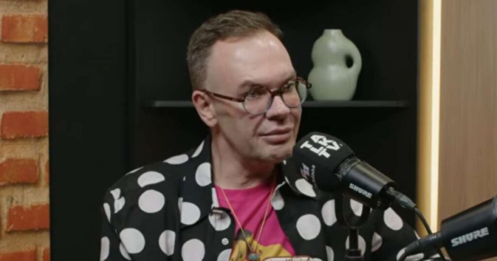 O apresentador **Felipeh Campos**, conhecido por seu trabalho na **Band**, está enfrentando um momento delicado em sua saúde. Ele foi internado em **São Paulo** em estado crítico, conforme relatado pela publicação. A situação de saúde do apresentador é preocupante, e ele está sob rigoroso acompanhamento médico. A notícia de sua internação gerou comoção entre fãs e colegas de trabalho, que torcem por sua recuperação. Segundo o site Terra, o quadro clínico de Felipeh Campos exige cuidados intensivos, o que ressalta a gravidade da situação. A internação de Felipeh Campos em estado crítico levanta preocupações sobre sua saúde e bem-estar. De acordo com informações divulgadas, ele está recebendo tratamento especializado para lidar com o quadro delicado. A equipe médica responsável está monitorando de perto sua condição, buscando estabilizar seu estado de saúde. A notícia de sua internação mobilizou uma onda de apoio nas redes sociais, onde admiradores e amigos expressam solidariedade e enviam mensagens de força ao apresentador. A situação é acompanhada com atenção, e todos esperam por atualizações positivas sobre sua recuperação. O impacto da internação de Felipeh Campos é sentido não apenas no meio televisivo, mas também entre o público que acompanha seu trabalho. A gravidade do quadro clínico do apresentador ressalta a importância de um acompanhamento médico adequado e contínuo. Segundo a publicação, a equipe médica está empenhada em proporcionar o melhor tratamento possível, visando a recuperação de Felipeh Campos. Enquanto isso, a torcida por sua melhora continua, com muitos aguardando ansiosamente por boas notícias sobre sua saúde. A situação serve como um lembrete da fragilidade da vida e da importância de cuidar da saúde com atenção e responsabilidade.