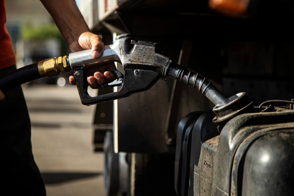Às vésperas de uma reunião crucial com o ministro da Fazenda, Dario Durigan, os **secretários estaduais de Fazenda** encontram-se divididos em relação à proposta do governo federal de reduzir o preço do **diesel importado**. A medida, que visa conceder um subsídio aos importadores, foi tema de uma reunião preparatória do Comitê Nacional de Secretários Estaduais de Fazenda (**Comsefaz**), mas não houve consenso. O assunto será novamente discutido no Conselho Nacional de Política Fazendária (**Confaz**), que reúne secretários de finanças dos estados e é presidido pelo Ministério da Fazenda. Quais estados apoiam a proposta? Segundo a publicação, estados governados pelo **Partido dos Trabalhadores (PT)**, como Bahia, Piauí e Ceará, manifestaram apoio à proposta. Além disso, estados produtores agrícolas também se mostraram favoráveis devido ao alto custo do diesel para o **agronegócio**. Outros estados, como Pará (MDB) e Maranhão (PSB), também apoiaram a medida, alinhando-se politicamente ao governo federal. Por que alguns estados se opõem à proposta? Estados como São Paulo, sob a administração de Tarcísio de Freitas (Republicanos), e o Distrito Federal, governado por Ibaneis Rocha, demonstraram forte resistência. A oposição se deve, em parte, a questões políticas, mas também a preocupações fiscais. Alguns estados argumentam que a **União** deveria arcar com todo o custo, já que frequentemente se beneficia de tais iniciativas. Além disso, há preocupações sobre o impacto fiscal e a falta de espaço orçamentário para custear a medida. Qual é a proposta do governo? O governo propõe subvencionar R$ 1,20 por litro de diesel importado, com o custo total de R$ 3 bilhões sendo dividido igualmente entre a União e os estados. A medida seria temporária, válida até 31 de maio. No entanto, a divisão dos custos gera controvérsias, especialmente entre estados que não têm margem fiscal para contribuir. Quais são os desafios jurídicos e fiscais? Alguns estados citam a **Lei de Responsabilidade Fiscal (LRF)**, que exige uma fonte de compensação em caso de renúncia de receita. Há também dúvidas sobre a forma e o momento da compensação por parte da União. A proposta inicial de reduzir o **ICMS** sobre o diesel foi rejeitada, levando o governo a focar no subsídio. Qual é a expectativa para a resolução do impasse? Segundo um secretário que preferiu não se identificar, uma adesão parcial poderia ser uma solução, mas isso afetaria a meta do governo de reduzir o preço em R$ 1,20. A expectativa é que uma solução demore cerca de dez dias, mas a decisão final será política. O governo federal sugeriu que a subvenção fosse paga inicialmente por ele, com posterior retenção do valor correspondente no **Fundo de Participação dos Estados (FPE)**. Como a medida será formalizada? Caso haja concordância dos entes federativos, a formalização será feita por termo de adesão individual por cada estado e pelo Distrito Federal. Este documento manifestará a concordância com o valor da contribuição e a autorização para retenção no FPE. Quais são as preocupações dos estados? Parte dos secretários avalia que o impacto fiscal é significativo, especialmente para estados que não se beneficiam do aumento do petróleo no mercado internacional e são mais dependentes do FPE. Como os estados não podem emitir dívida, ao contrário da União, a redução de receita via FPE teria de ser compensada com cortes em áreas como saúde, educação e segurança. A proposta do governo de reduzir o preço do diesel importado enfrenta desafios políticos, fiscais e jurídicos. A divisão entre os estados reflete a complexidade de equilibrar interesses econômicos e políticos, enquanto se busca uma solução que atenda às necessidades de todos os envolvidos.