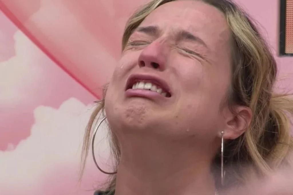 O título "Este é o apelido maldoso que a torcida de Ana Paula colocou em Samira" refere-se a uma situação de rivalidade entre duas participantes de um reality show, onde **Samira** se tornou alvo de um apelido pejorativo criado pelos apoiadores de **Ana Paula**. Segundo a publicação, essa prática de criar apelidos maldosos é comum em competições televisivas, onde as torcidas se envolvem intensamente, muitas vezes ultrapassando os limites do respeito e da ética. O apelido, que não foi revelado na fonte, é um reflexo das tensões e divisões que surgem entre os fãs das participantes, alimentando ainda mais a rivalidade dentro e fora do programa. No contexto do reality show, a criação de apelidos pejorativos é uma estratégia usada para desestabilizar emocionalmente os concorrentes e influenciar a opinião pública. Conforme relatado pela fonte, os apoiadores de Ana Paula utilizam essas táticas para fortalecer a imagem de sua favorita, ao mesmo tempo em que tentam minar a popularidade de Samira. Essa dinâmica de torcida é intensificada pelas redes sociais, onde os fãs têm um espaço para expressar suas opiniões e disseminar informações, verdadeiras ou não, sobre os participantes. O impacto psicológico dessas ações pode ser significativo, afetando a autoestima e o desempenho dos envolvidos no programa. A rivalidade entre Ana Paula e Samira, exacerbada por essas práticas, ilustra um fenômeno mais amplo de como a cultura dos reality shows pode fomentar comportamentos agressivos e divisivos entre os espectadores. Segundo a publicação, essa situação levanta questões sobre a responsabilidade das emissoras em moderar o conteúdo gerado por suas audiências e proteger os participantes de ataques pessoais. Além disso, destaca a necessidade de um debate mais amplo sobre os limites da liberdade de expressão nas plataformas digitais, especialmente quando se trata de preservar a dignidade e o bem-estar dos indivíduos envolvidos em programas de grande exposição pública.