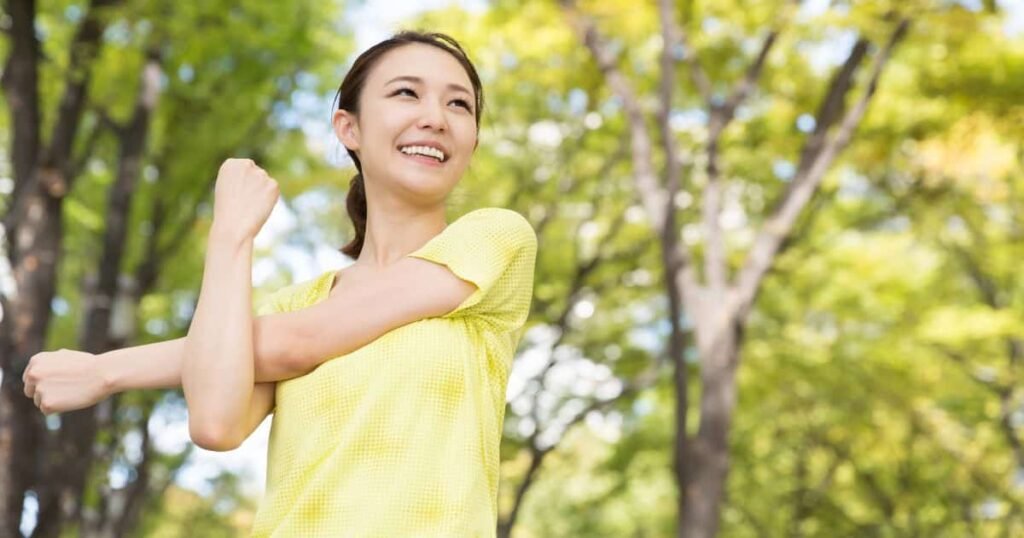 Qual é o melhor exercício para evitar a perda de massa muscular após os 40 anos? O agachamento é considerado o melhor exercício para evitar a perda de massa muscular após os 40 anos. Ele é simples, funcional e trabalha múltiplos grupos musculares, ajudando a manter a autonomia física. Por que a perda de massa muscular ocorre após os 40 anos? A perda de massa muscular, conhecida como sarcopenia, é um processo natural que ocorre com o avanço da idade, resultando em redução de energia e comprometimento da qualidade de vida. Como o agachamento ajuda a manter a massa muscular? O agachamento trabalha múltiplos grupos musculares simultaneamente, promovendo força e mobilidade, essenciais para manter a independência física ao longo dos anos. Qual é a importância da estratégia no treino após os 40 anos? Após os 40, a estratégia é mais importante que a intensidade. Consistência e qualidade do treino são fundamentais para manter a saúde metabólica e prevenir doenças crônicas. Como a massa muscular afeta a saúde metabólica? A massa muscular acelera o metabolismo, reduz a gordura abdominal, melhora a sensibilidade à insulina e ajuda a prevenir doenças crônicas, sendo crucial para a saúde após os 40 anos. Qual é o papel da alimentação no treino de força após os 40 anos? Uma alimentação adequada, com ingestão suficiente de proteínas, é essencial para potencializar os resultados do treino de força e manter a massa muscular. Por que treinar após os 40 anos é mais que uma questão estética? Treinar após os 40 anos é sobre construir um corpo funcional e resistente, garantindo mobilidade, força e independência para enfrentar as demandas do dia a dia.