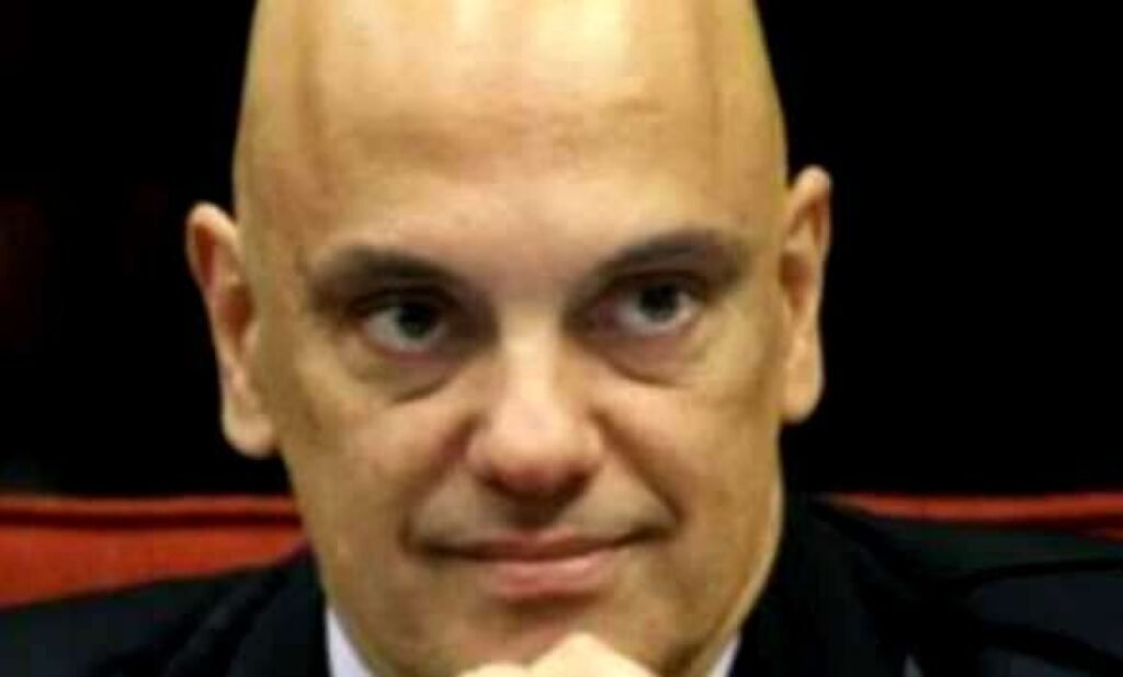 Por que Alexandre de Moraes impôs restrições ao uso de dados do Coaf? A decisão visa regulamentar o acesso a dados financeiros, permitindo-o apenas em investigações formais. Isso busca proteger a privacidade e evitar abusos no uso de informações sensíveis. Quais investigações são afetadas pelas novas regras? Investigações sem natureza penal, como apurações preliminares ou informais, não poderão mais usar dados do Coaf. Isso pode impactar CPIs, CPMIs e outras investigações em andamento. Como as autoridades devem proceder para acessar os dados do Coaf? As solicitações devem indicar a pessoa investigada e demonstrar um vínculo direto entre os dados e o objeto da investigação. Isso garante que o acesso seja justificado e relevante. Quais são as consequências do descumprimento das novas regras? Provas obtidas sem seguir as novas diretrizes serão consideradas ilegais. Isso pode levar à anulação de provas em investigações que não cumpriram os critérios estabelecidos. Qual é o impacto da decisão sobre investigações em andamento? Investigações já em curso podem ser questionadas, especialmente se as provas foram obtidas sem seguir as novas regras. Isso pode resultar em atrasos ou até na anulação de casos. A decisão de Moraes tem efeito imediato? Sim, a decisão tem efeito imediato e foi comunicada a tribunais, Ministérios Públicos e órgãos de controle em todo o país, afetando investigações em andamento. O que significa a repercussão geral reconhecida no caso? Significa que o entendimento do STF sobre o caso orientará decisões em casos semelhantes em todo o país, criando um precedente jurídico importante. Quando será o julgamento definitivo do caso pelo STF? O julgamento definitivo ainda será feito pelo plenário do STF, mas a decisão de Moraes já está em vigor, impactando investigações atuais. Por que a decisão é vista como uma tentativa de dificultar investigações? Alguns críticos acreditam que as restrições impostas podem limitar a capacidade de investigar crimes financeiros, dificultando a obtenção de provas. Como a decisão afeta a relação entre o STF e outras instituições? A decisão pode gerar tensões entre o STF e outras instituições, como CPIs e órgãos de controle, que podem ver suas investigações limitadas. Qual é a importância dos relatórios de inteligência financeira (RIFs)? Os RIFs são ferramentas essenciais para identificar atividades financeiras suspeitas, sendo cruciais em investigações de crimes financeiros. Como a decisão de Moraes se relaciona com o direito à privacidade? A decisão busca equilibrar o direito à privacidade com a necessidade de investigar crimes, impondo regras claras para o uso de dados financeiros. Quais são os próximos passos após a decisão de Moraes? As instituições afetadas devem ajustar seus procedimentos para cumprir as novas regras, enquanto aguardam o julgamento definitivo pelo STF. Como a decisão pode influenciar futuras investigações financeiras? A decisão estabelece um precedente que pode moldar a forma como dados financeiros são usados em investigações, influenciando futuras abordagens. O que motivou a discussão sobre a legalidade do compartilhamento de dados financeiros? A discussão surgiu devido a preocupações sobre o uso de dados sem autorização judicial, levantando questões sobre privacidade e legalidade. Como a decisão de Moraes se alinha com práticas internacionais? A decisão reflete uma tendência global de proteger dados financeiros, alinhando-se com práticas que buscam equilibrar investigação e privacidade. Quais são as críticas à decisão de Moraes? Críticos argumentam que as restrições podem enfraquecer investigações, dificultando a identificação de crimes financeiros e a responsabilização dos envolvidos. Como a decisão pode impactar a confiança pública nas instituições? A decisão pode afetar a confiança pública, dependendo de como as investigações são conduzidas sob as novas regras e da percepção de transparência. Qual é o papel do Coaf nas investigações financeiras? O Coaf monitora atividades financeiras suspeitas, fornecendo dados essenciais para investigações de lavagem de dinheiro e outros crimes financeiros.