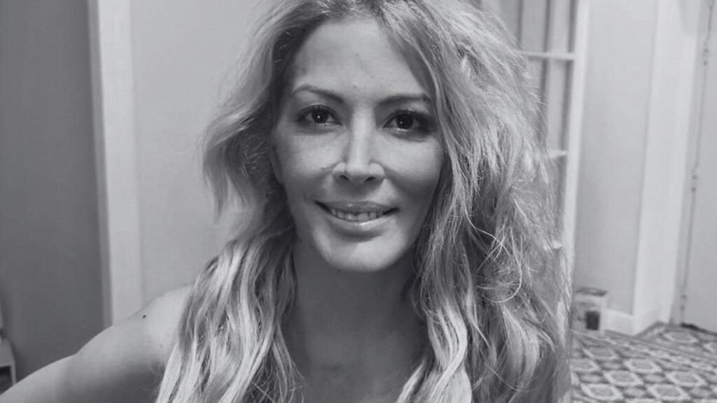 **Loana Petrucciani: A Trajetória e o Impacto de uma Estrela de Reality Show** Quem foi **Loana Petrucciani** e por que sua morte gerou tanta repercussão? Loana Petrucciani, uma figura icônica da televisão francesa, foi encontrada morta em sua residência em Nice, na França, aos 48 anos. Conhecida por sua participação e vitória na primeira edição do **Loft Story**, o "Big Brother da França", sua morte levantou muitas questões e trouxe à tona discussões sobre os efeitos da fama e da exposição pública. O que é o **Loft Story** e qual foi o papel de Loana nele? O Loft Story, exibido pela emissora M6, foi um marco na televisão francesa, inspirado no formato do Big Brother. Em 2001, Loana participou da primeira edição do programa, que consistia em dez semanas de confinamento sob vigilância constante de câmeras. Sua vitória não apenas a tornou um fenômeno nacional, mas também ajudou a redefinir os limites da televisão de realidade na França. Segundo a M6, Loana foi uma "figura icônica" que "marcou profundamente toda uma geração de telespectadores" com sua "espontaneidade, sensibilidade e autenticidade". Como a morte de Loana foi recebida pela mídia e por figuras importantes da televisão? A notícia de sua morte mobilizou nomes importantes da televisão francesa. Alexia Laroche-Joubert, diretora da Banijay France, expressou "imensa emoção" ao receber a notícia e relembrou a convivência com Loana ao longo de 25 anos. O apresentador Benjamin Castaldi destacou que Loana "mudou a televisão para sempre" e refletiu sobre o impacto da exposição pública vivida por ela. Quais foram os desafios enfrentados por Loana após o sucesso no reality show? Após o sucesso repentino, Loana estampou capas de revistas como a Elle e publicou memórias nas quais relatou os desafios da vida sob os holofotes. Em seus relatos, ela abordou inseguranças, oscilações emocionais e as dificuldades enfrentadas após o auge da fama. Ao longo dos anos, sua trajetória alternou momentos de grande visibilidade com episódios pessoais delicados, incluindo crises de saúde e tentativas anteriores de tirar a própria vida, segundo pessoas próximas. O que se sabe sobre as circunstâncias da morte de Loana? De acordo com o procurador Damien Martinelli, o corpo de Loana foi encontrado em estado avançado, indicando que a morte pode ter ocorrido "há vários dias". A causa da morte ainda não foi confirmada, e uma investigação foi aberta para apurar os detalhes do caso. Por que a história de Loana continua a ressoar com o público? A história de Loana Petrucciani é um lembrete poderoso dos desafios e pressões enfrentados por aqueles que vivem sob os holofotes. Sua trajetória, marcada por altos e baixos, reflete as complexidades da fama e os impactos duradouros da exposição pública. Como uma figura que "marcou profundamente toda uma geração", sua vida e morte continuam a gerar reflexões sobre a natureza da celebridade e a saúde mental. Em resumo, a vida de **Loana Petrucciani** foi um reflexo dos desafios enfrentados por muitos que entram no mundo dos reality shows. Sua morte não apenas trouxe à tona questões sobre os efeitos da fama, mas também destacou a necessidade de apoio contínuo para aqueles que enfrentam as pressões da vida pública.