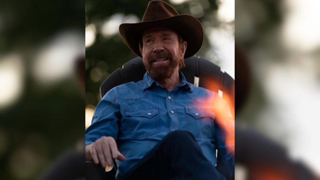 **Chuck Norris**, conhecido por muitos como um ícone de força e resistência, era frequentemente considerado "imortal" em **Hollywood**. Essa percepção não surgiu apenas de suas habilidades marciais ou de sua presença marcante nas telas, mas também de uma série de piadas e memes que circulavam na internet, destacando sua suposta invulnerabilidade. Segundo a publicação, essa imagem de invencibilidade foi cultivada ao longo dos anos, alimentada por sua carreira em filmes de ação e séries de televisão, onde ele sempre interpretava personagens que superavam qualquer adversidade. A frase "Eu não envelheço. Eu evoluo" encapsula essa ideia de que, ao invés de sucumbir ao tempo, Chuck Norris apenas se tornava mais forte. A carreira de Chuck Norris começou a ganhar destaque nos anos 70 e 80, quando ele estrelou em filmes de ação que se tornaram clássicos do gênero. Segundo o site, sua habilidade em artes marciais, combinada com um carisma inegável, fez dele uma figura respeitada e admirada. Além disso, sua imagem pública foi cuidadosamente construída para refletir essa ideia de força indomável, o que contribuiu para a criação de uma espécie de mito em torno de sua figura. Essa construção foi tão eficaz que, mesmo fora das telas, Chuck Norris era visto como alguém que transcendia as limitações humanas comuns. Apesar de sua imagem de imortalidade, Chuck Norris era, como todos, humano. Ele faleceu nesta quinta-feira (19), deixando para trás sua esposa, **Gena O'Kelley**, e cinco filhos. Sua morte marca o fim de uma era para muitos fãs que o viam como um símbolo de resistência e poder. No entanto, segundo a publicação, seu legado continua vivo através de suas obras e da cultura popular que ele tanto influenciou. A ideia de que ele "evolui" em vez de envelhecer reflete não apenas sua carreira, mas também a maneira como ele será lembrado: como alguém que, em vida, desafiou as expectativas e, em morte, deixou uma marca indelével no mundo do entretenimento.