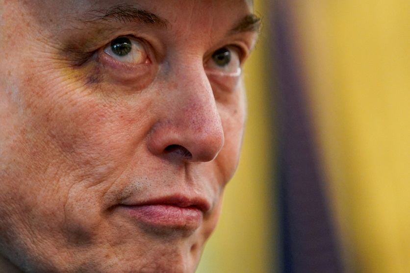 Durante um período de **paralisação governamental** nos Estados Unidos, conhecido como **shutdown**, o empresário Elon Musk se destacou ao oferecer uma solução inusitada. Segundo a publicação da InfoMoney, Musk propôs pagar os salários dos agentes federais que estavam sem remuneração devido ao impasse orçamentário enfrentado pelo governo de Donald Trump. Este gesto chamou a atenção, pois o **shutdown** ocorreu devido à falta de acordo sobre o orçamento federal, impactando diretamente diversos setores e funcionários públicos que ficaram sem receber seus salários. O **shutdown** é uma situação em que o governo federal dos EUA é forçado a suspender serviços não essenciais devido à falta de financiamento. Durante esse período, muitos funcionários federais são colocados em licença não remunerada ou são obrigados a trabalhar sem pagamento. Segundo o site InfoMoney, a proposta de Musk surgiu em meio a esse cenário caótico, onde a incerteza financeira afetava milhares de trabalhadores. A oferta de Musk não apenas destacou sua capacidade financeira, mas também levantou questões sobre o papel de indivíduos e empresas privadas em situações de crise governamental. A iniciativa de Musk gerou debates sobre a responsabilidade social de grandes empresários e o impacto de suas ações em momentos críticos. Segundo a publicação, enquanto alguns viram a proposta como um ato de generosidade e solidariedade, outros questionaram se tal intervenção poderia criar precedentes indesejados, onde o setor privado se sentiria obrigado a intervir em questões que tradicionalmente são de responsabilidade do governo. De qualquer forma, a oferta de Musk trouxe à tona discussões importantes sobre a interseção entre negócios e política, especialmente em tempos de crise econômica e governamental.