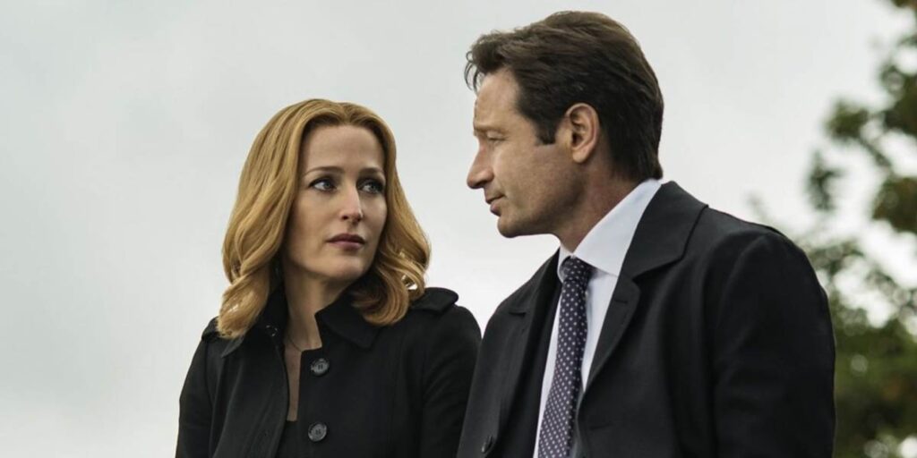 Na última terça-feira, 17, o governo dos **Estados Unidos** surpreendeu ao registrar dois domínios na internet com referências diretas a **alienígenas**: **alien.gov** e **aliens.gov**. A notícia, que só veio a público na quinta-feira, 19, gerou especulações e curiosidade entre o público. Atualmente, ao acessar esses domínios, os usuários encontram apenas páginas em branco, sem qualquer conteúdo visível. Segundo a publicação do site O Antagonista, os endereços foram criados pela **Agência de Segurança Cibernética e Infraestrutura** dos Estados Unidos, o que levanta questões sobre o propósito e as intenções por trás desses registros. A criação desses domínios pelo governo dos Estados Unidos pode indicar um interesse crescente em questões relacionadas a **vida extraterrestre**. Nos últimos anos, houve um aumento significativo no número de relatos e investigações sobre **objetos voadores não identificados (OVNIs)**, com o próprio governo norte-americano divulgando relatórios e vídeos que antes eram classificados. Segundo o site O Antagonista, a escolha dos domínios **.gov** sugere que o governo pode estar se preparando para divulgar informações oficiais ou criar uma plataforma dedicada ao tema. Essa ação pode ser vista como um passo em direção à transparência, permitindo que o público tenha acesso a informações verificadas e oficiais sobre possíveis contatos com civilizações alienígenas. Embora ainda não haja conteúdo disponível nos domínios **alien.gov** e **aliens.gov**, a expectativa é de que, em breve, o governo dos Estados Unidos possa utilizá-los para compartilhar informações relevantes sobre o tema. A criação desses endereços eletrônicos pode ser um indicativo de que novas revelações estão por vir, incentivando o público a "ficar ligado", como sugere o título da publicação. Enquanto isso, a curiosidade e o interesse do público em geral continuam a crescer, alimentados por especulações e teorias sobre o que o governo pode estar planejando divulgar sobre a existência de vida fora da Terra.