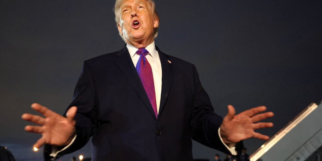 Os **Estados Unidos** decidiram suspender os ataques planejados contra usinas no Oriente Médio, uma medida que foi anunciada após o presidente norte-americano, Donald **Trump**, afirmar que a decisão veio na sequência de conversas "muito boas e produtivas" com o governo do **Irã**. Segundo a publicação, essa decisão é vista como um passo importante para a redução das tensões na região, que vinham crescendo de forma alarmante. O anúncio foi feito em um momento crítico, quando a possibilidade de um conflito armado parecia iminente, e reflete uma tentativa de buscar soluções diplomáticas para as hostilidades que têm marcado as relações entre os dois países. De acordo com o site, o governo iraniano interpretou a suspensão dos ataques como um recuo de Trump, que teria sido motivado por ameaças feitas pelo Irã. Essa percepção destaca a complexidade das relações internacionais e a importância da diplomacia em momentos de crise. As conversas entre os dois governos, descritas como produtivas, sugerem que há um interesse mútuo em evitar um confronto direto, que poderia ter consequências devastadoras para a região e para o mundo. A decisão de suspender os ataques pode ser vista como uma vitória temporária para a diplomacia, mas também levanta questões sobre a estabilidade a longo prazo das relações entre os Estados Unidos e o Irã. O contexto das hostilidades no Oriente Médio é complexo e envolve uma série de fatores históricos, políticos e econômicos. Segundo o site, a suspensão dos ataques pode ser um indicativo de que ambos os países estão dispostos a explorar alternativas pacíficas para resolver suas diferenças. No entanto, a situação permanece tensa, e o futuro das relações entre os Estados Unidos e o Irã ainda é incerto. A comunidade internacional continua a observar de perto os desdobramentos dessa situação, na esperança de que o diálogo prevaleça sobre o conflito e que soluções duradouras possam ser encontradas para garantir a paz e a estabilidade na região.