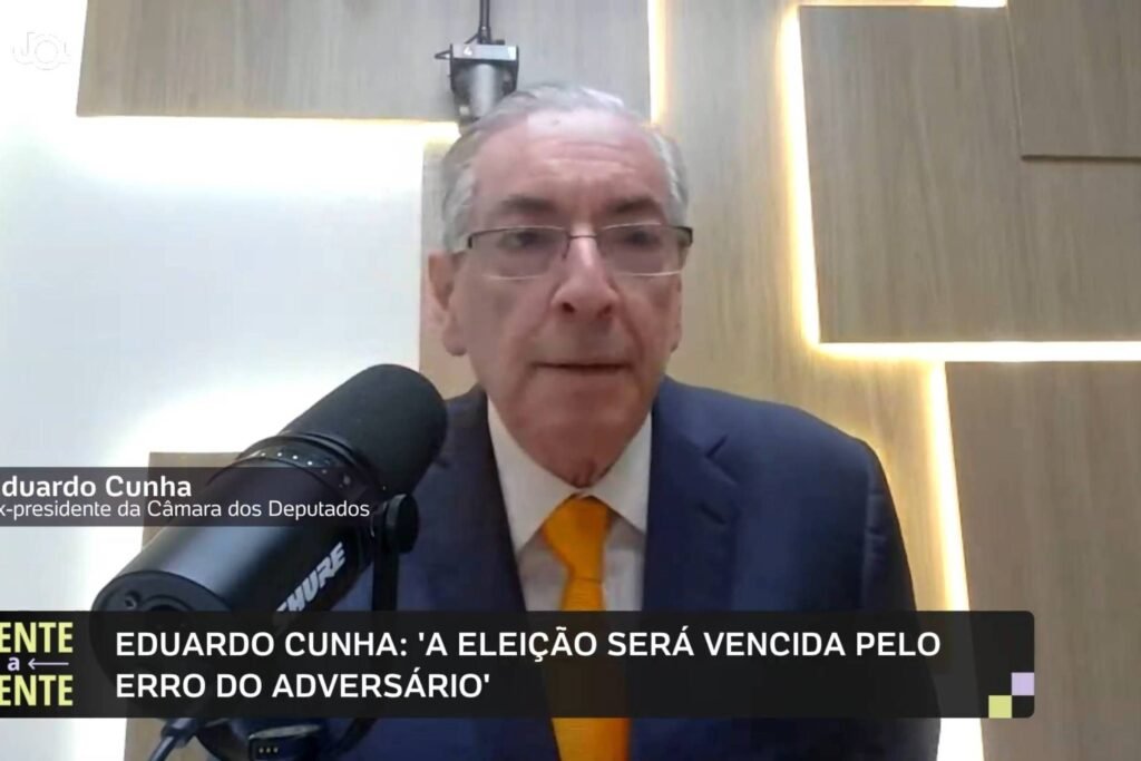 Por que Eduardo Cunha acredita que Flávio Bolsonaro é o favorito nas eleições? Eduardo Cunha afirma que Flávio Bolsonaro é favorito devido à rejeição ao atual governo. Ele acredita que a eleição será decidida por um erro mínimo de um dos principais candidatos. Como Cunha vê o papel dos evangélicos nas eleições? Cunha diz que evangélicos verdadeiros não votam na esquerda. Para ele, a busca da esquerda por votos evangélicos é inútil. Qual é a estratégia de Cunha para voltar à política? Cunha planeja disputar uma vaga na Câmara por Minas Gerais, estado que ele considera a "mediana do país" e que o acolheu bem. Por que Cunha escolheu Minas Gerais para sua candidatura? Ele escolheu Minas Gerais por ser um estado representativo e por não querer rivalizar com sua filha, deputada pelo Rio de Janeiro. Qual é a relação de Cunha com Hugo Motta? Cunha já deu conselhos a Hugo Motta, atual presidente da Câmara, e o considera competente. Ele votaria em Motta para reeleição. Como Cunha se posiciona em relação ao PT? Cunha apoia qualquer candidato que seja contra o PT, destacando sua oposição ao partido desde o impeachment de Dilma Rousseff. Qual foi o papel de Cunha no impeachment de Dilma Rousseff? Cunha aceitou um dos pedidos de impeachment contra Dilma, conduzindo o processo que culminou na votação histórica de mais de dez horas. Como Cunha foi afastado da presidência da Câmara? Ele foi afastado por decisão do ministro do STF, Teori Zavascki, um mês após a votação do impeachment de Dilma. Por que a condenação de Cunha foi anulada em 2023? O STF anulou a condenação de Cunha, entendendo que a Justiça Federal no Paraná não era competente para o caso, mas sim a Justiça Eleitoral. Qual é o formato do programa "Frente a Frente"? O programa traz uma abordagem analítica à cobertura eleitoral, entrevistando figuras políticas relevantes, e é transmitido no YouTube e no Canal UOL. Quem apresenta o programa "Frente a Frente"? O programa é apresentado por Fábio Zanini, editor da coluna Painel, e Daniela Lima, colunista do UOL. Qual é a proposta do programa "Frente a Frente"? O programa busca oferecer uma análise aprofundada do cenário eleitoral de 2026, entrevistando candidatos e estrategistas. Como Cunha vê a eleição de 2026 em comparação com 2022? Ele acredita que a eleição de 2026 será uma eleição de rejeição, semelhante a 2022, mas com papéis invertidos entre Lula e Bolsonaro. Qual é a visão de Cunha sobre a busca da esquerda por votos evangélicos? Cunha afirma que a esquerda não conseguirá votos dos evangélicos, pois, segundo ele, evangélicos verdadeiros não votam na esquerda. Como Cunha planeja retomar sua carreira política? Ele pretende se candidatar por Minas Gerais, buscando se aproximar do eleitorado mineiro e evitar rivalizar com sua filha no Rio de Janeiro. Qual é a importância de Minas Gerais para Cunha? Minas Gerais é vista por Cunha como um estado que representa a "mediana do país" e que o acolheu bem, sendo estratégico para sua candidatura. Como Cunha avalia o atual presidente da Câmara, Hugo Motta? Cunha considera Hugo Motta um jovem competente e preparado, e já deu conselhos a ele, mantendo uma relação de apoio. Por que Cunha foi preso e como isso impactou sua carreira? Cunha foi preso por corrupção passiva e lavagem de dinheiro, mas sua condenação foi anulada em 2023, permitindo seu retorno à política. Como Cunha vê a eleição presidencial de 2026? Ele acredita que será decidida por um erro mínimo de um dos candidatos, com Flávio Bolsonaro como favorito devido à rejeição ao governo atual.