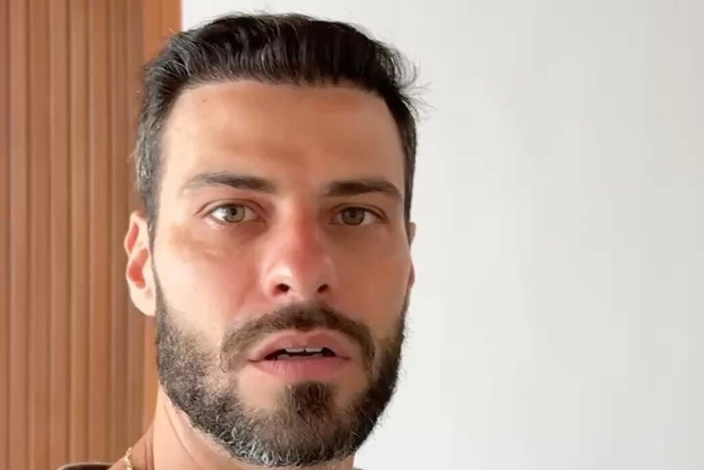 O que aconteceu com Lucas Malvacini? Lucas Malvacini, ex-ator da Globo, foi hospitalizado após sofrer um ataque de ácaros, conforme relatou nas redes sociais. Como Lucas Malvacini descreveu o incidente? Ele afirmou ter sido "devorado" pelos ácaros, mostrando imagens do corpo após o ocorrido. Quais foram as consequências do ataque de ácaros? O ataque resultou em lesões visíveis no corpo de Lucas, levando-o a buscar atendimento médico. Por que ácaros podem ser perigosos? Ácaros podem causar reações alérgicas e problemas de pele, especialmente em pessoas sensíveis. Como prevenir ataques de ácaros? Manter a higiene do ambiente, lavar roupas de cama regularmente e usar capas antiácaros são medidas eficazes. Qual a importância de compartilhar experiências como a de Lucas? Relatos como o de Lucas aumentam a conscientização sobre os riscos dos ácaros e incentivam a prevenção.