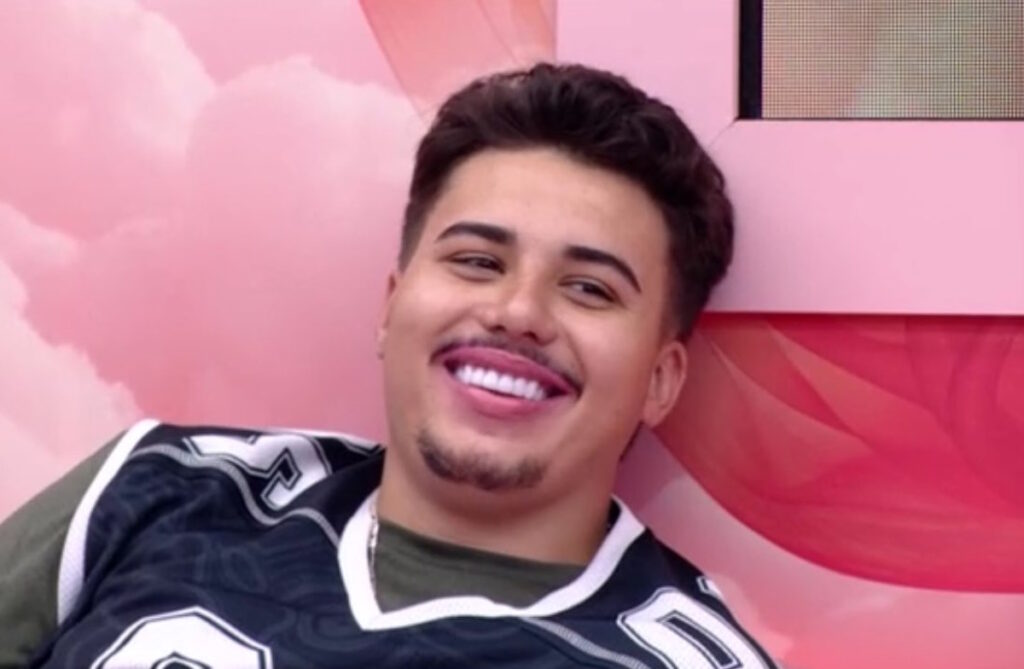 O **ex-BBB Pedro** anunciou recentemente que recebeu alta clínica e está se preparando para conceder entrevistas nas quais pretende expor os bastidores do programa "Big Brother Brasil". Após ter processado a **Globo**, Pedro está decidido a compartilhar sua versão dos acontecimentos que levaram à sua saída do reality show. Segundo a publicação, ele acredita que há informações importantes que o público ainda não conhece e que precisam ser reveladas para esclarecer sua trajetória no programa. De acordo com o site, Pedro alega que sua saída do "Big Brother Brasil" foi marcada por circunstâncias que não foram totalmente transparentes para os telespectadores. Ele afirma que houve situações nos bastidores que influenciaram diretamente sua participação e que essas questões não foram devidamente abordadas pela emissora. O ex-participante está determinado a usar as entrevistas como uma plataforma para discutir essas experiências e trazer à tona detalhes que, segundo ele, foram omitidos ou distorcidos durante sua passagem pelo reality. Além disso, Pedro está focado em esclarecer os motivos que o levaram a processar a Globo. Conforme relatado, ele acredita que seus direitos foram violados durante o programa e que a emissora não cumpriu com certas obrigações contratuais. A decisão de buscar a justiça foi motivada pela necessidade de defender sua integridade e garantir que situações semelhantes não ocorram com futuros participantes. Com as entrevistas, Pedro espera não apenas contar sua história, mas também abrir um diálogo sobre a transparência e o tratamento dos participantes em realities shows.