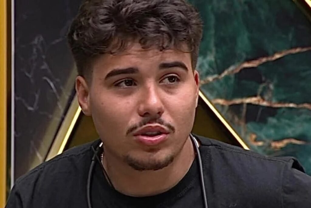 O que aconteceu com o ex-BBB Pedro Espindola em Curitiba? Pedro Espindola se envolveu em uma pancadaria em uma barbearia de Curitiba, Paraná, e agora passará por avaliação médica. Por que Pedro Espindola precisa de avaliação médica? Após o incidente, seu quadro clínico piorou, necessitando reavaliação psiquiátrica e psicológica. Qual foi a reação da defesa de Pedro Espindola? A defesa, liderada por Niva Castro, afirmou que a situação foi distorcida e que Pedro foi vítima de agressão coordenada. Como a mídia influenciou o caso de Pedro Espindola? A defesa critica a exploração midiática irresponsável, que teria agravado a situação de Pedro, gerando linchamento virtual. Qual é a posição da defesa sobre as acusações contra Pedro? A defesa nega as acusações e busca responsabilizar os agressores, afirmando que Pedro tentou evitar o conflito. Quais são as possíveis consequências para Pedro Espindola? Pedro pode ser internado novamente em uma clínica psiquiátrica devido ao agravamento de seu estado de saúde. Como a defesa de Pedro Espindola planeja agir? A defesa adotará medidas criminais contra os responsáveis pelas agressões e pela exploração midiática do caso.