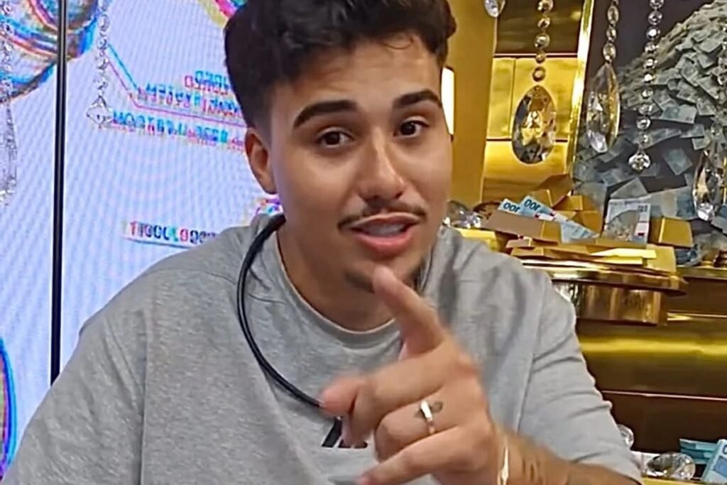 O que aconteceu com o ex-BBB Pedro Espíndola na barbearia? Pedro se envolveu em uma confusão em uma barbearia em Curitiba, recusando-se a pagar pelo serviço, o que resultou em um bate-boca e agressão por um funcionário. Por que Pedro Espíndola pode ser internado novamente? Após o incidente na barbearia, a equipe de Pedro informou que ele está em surto, o que pode levar a uma nova internação. Qual foi o histórico de Pedro no BBB? Pedro deixou o BBB após um caso de importunação sexual contra Jordana, quando tentou beijá-la à força na despensa. Como a Globo reagiu ao caso de Pedro no BBB? A Globo informou que, se Pedro não tivesse desistido, ele seria expulso pela produção devido ao incidente com Jordana. Qual é a defesa de Pedro sobre sua participação no BBB? A defesa alega que a Globo falhou ao permitir sua entrada no programa e busca uma indenização de R$ 4,2 milhões. Pedro já esteve internado antes? Sim, Pedro recebeu alta de uma clínica de reabilitação recentemente, onde estava internado desde janeiro. Qual foi a reação pública ao incidente na barbearia? Vídeos do incidente circularam na web, gerando discussões sobre o comportamento de Pedro e sua saúde mental.