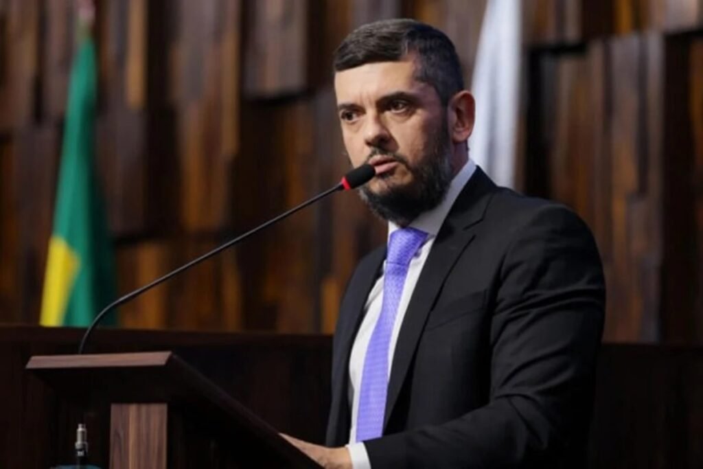 Por que Rodrigo Bacellar foi transferido para Bangu 8? Rodrigo Bacellar foi transferido para Bangu 8 após ser preso pela Polícia Federal em Teresópolis. A transferência ocorreu após audiência de custódia no Presídio José Frederico Marques, em Benfica. Qual é o perfil do Presídio Bangu 8? Bangu 8 abriga presos de perfil político e midiático. Já recebeu figuras como Sérgio Cabral, Eduardo Cunha, Roberto Jefferson e Eike Batista. Quem expediu o mandado de prisão de Bacellar? O mandado de prisão foi expedido pelo ministro do STF, Alexandre de Moraes, como parte da Operação Unha e Carne III. O que é a Operação Unha e Carne III? A operação está relacionada à ADPF 635/RJ e investiga a atuação de grupos criminosos no estado e suas conexões com agentes públicos. Por que Bacellar foi preso anteriormente? Bacellar foi preso em dezembro por supostos vazamentos de dados de uma operação contra o Comando Vermelho, obstruindo a Operação Zargun. O que a defesa de Bacellar alega sobre a nova prisão? A defesa de Bacellar afirma desconhecer os motivos da nova prisão e planeja recorrer da decisão. Qual foi o impacto do vazamento de informações por Bacellar? O vazamento resultou na obstrução das apurações da Operação Zargun, deflagrada em setembro de 2025. Como a Polícia Federal está envolvida no caso? A PF conduziu a prisão de Bacellar e investiga sua conexão com grupos criminosos e vazamento de informações sigilosas. O que é a ADPF 635/RJ? Conhecida como ADPF das Favelas, a ação visa investigar a atuação de grupos criminosos e suas ligações com agentes públicos no Rio de Janeiro. Qual é a relação de Bacellar com o Comando Vermelho? Bacellar é investigado por supostamente vazar informações de uma operação contra o Comando Vermelho, prejudicando as investigações. Como a prisão de Bacellar afeta a política local? A prisão de Bacellar, ex-deputado estadual, destaca a conexão entre política e criminalidade no estado, gerando repercussão midiática. Quais são os próximos passos da defesa de Bacellar? A defesa pretende recorrer da decisão, buscando reverter a prisão e esclarecer os motivos alegados para a nova detenção. Como a mídia está cobrindo o caso Bacellar? O caso tem ampla cobertura devido ao perfil político de Bacellar e sua conexão com operações de grande impacto no estado. Qual é a importância de Bangu 8 no sistema prisional? Bangu 8 é conhecido por abrigar presos de alto perfil, sendo um símbolo do combate à corrupção e criminalidade política no Brasil. O que esperar do desenrolar do caso Bacellar? O caso deve continuar em destaque, com possíveis desdobramentos judiciais e políticos, à medida que novas informações surgem.