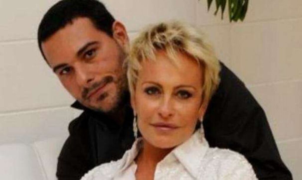 O empresário **Marcelo Frisoni**, conhecido por ter sido casado com a apresentadora Ana Maria Braga, foi preso pela polícia em Orlando, na Flórida, nesta sexta-feira (20). Ele é acusado de roubar um relógio de luxo pertencente a um amigo de seu filho. Segundo a publicação do Jornal da Cidade Online, o incidente ocorreu em circunstâncias que ainda estão sendo investigadas pelas autoridades norte-americanas. O caso ganhou destaque na mídia devido à notoriedade de Frisoni e à natureza do crime, que envolve um item de alto valor. De acordo com as informações divulgadas, o roubo do relógio teria ocorrido durante um encontro social, onde Frisoni estava presente. O relógio, descrito como uma peça de luxo, pertence a um amigo do filho de Frisoni, o que adiciona uma camada de complexidade ao caso, dada a relação pessoal entre as partes envolvidas. As autoridades estão trabalhando para esclarecer os detalhes do ocorrido e determinar a motivação por trás do ato. Segundo o site, a prisão de Frisoni foi efetuada após a denúncia do roubo, e ele permanece sob custódia enquanto aguarda os procedimentos legais. O caso de Marcelo Frisoni levanta questões sobre a segurança em eventos sociais e a confiança entre amigos e familiares. A situação também destaca a atuação das autoridades norte-americanas em casos que envolvem estrangeiros em seu território. Segundo a publicação, o desfecho do caso ainda é incerto, mas a prisão de Frisoni já gerou repercussão tanto no Brasil quanto nos Estados Unidos, devido à sua ligação com uma figura pública conhecida e à natureza do crime. As investigações continuam, e mais informações devem ser divulgadas à medida que o caso avança no sistema judicial.