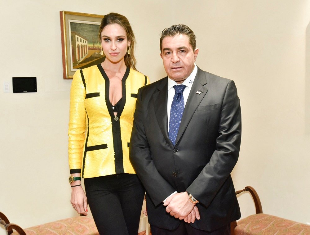 **Ex-modelo Brasileira Acusa Aliado de Trump de Estupro e Violência Doméstica: Entenda o Caso** A ex-modelo brasileira **Amanda Ungaro** trouxe à tona acusações graves contra seu ex-marido, **Paolo Zampolli**, um empresário italiano e aliado de **Donald Trump**. Mas quem é Amanda Ungaro e qual é a natureza dessas acusações? Amanda Ungaro viveu por 19 anos com Paolo Zampolli e juntos têm um filho de 15 anos, chamado Giovanni. Segundo uma entrevista publicada pelo jornal O Globo, Amanda relata que foi vítima de **abuso sexual** e **violência doméstica** dentro da mansão que dividia com Zampolli em Gramercy Park, Nova York. Ela descreve um episódio em que Zampolli teria comentado sobre relações sexuais ocorridas após uma festa, das quais ela não se recordava. Ao confrontá-lo, afirmando que isso se tratava de estupro, Amanda diz que ele reagiu com risadas. Mas como essas acusações impactaram a vida de Amanda? Segundo o relato, a situação se agravou a ponto de ela procurar um advogado e iniciar um processo na Suprema Corte em 2018, visando a separação. Amanda também menciona que, durante a gravidez de Giovanni, pediu a Zampolli que diminuísse o número de festas, mas foi ignorada. Como a política influenciou essa relação? Amanda aponta que a chegada de Donald Trump à presidência dos EUA foi um dos fatores que intensificaram a crise no relacionamento. Ela relata que Zampolli se transformou após a eleição de Trump, acreditando que também havia sido "eleito presidente". Essa mudança de comportamento teria piorado ainda mais a relação já conturbada. Qual era a relação de Amanda e Zampolli com Donald e Melania Trump? Amanda revela que foi convidada para diversos eventos com o casal presidencial e que Zampolli era mais próximo de Melania do que de Trump. Melania frequentemente os convidava para eventos e enviava presentes para Giovanni, o filho do casal. O que aconteceu após as acusações? Em 2018, o caso ganhou destaque no tabloide Page Six, com Zampolli alegando que nunca foi formalmente casado com Amanda, o que, segundo ele, a impediria de ter acesso à pensão alimentícia. Ele também teria acionado autoridades temendo que Amanda levasse Giovanni para o Brasil. Uma reconciliação temporária ocorreu, mediada por Trump, mas o casamento terminou definitivamente em 2021 após relatos de um caso extraconjugal de Zampolli. Como Amanda foi deportada? Em outubro de 2025, Amanda foi deportada para o Brasil, mesmo residindo nos EUA desde 2002. Ela acusa Zampolli de usar sua influência no governo americano para facilitar sua deportação durante a disputa pela guarda de Giovanni. Zampolli, por sua vez, nega as acusações e afirma desejar "o melhor" para a ex-mulher, classificando as alegações como "absurdas". Essas revelações levantam questões sobre o poder e a influência em casos de violência doméstica e abuso. A história de Amanda Ungaro destaca a complexidade das relações pessoais quando envolvem figuras públicas e a importância de dar voz às vítimas de abuso.