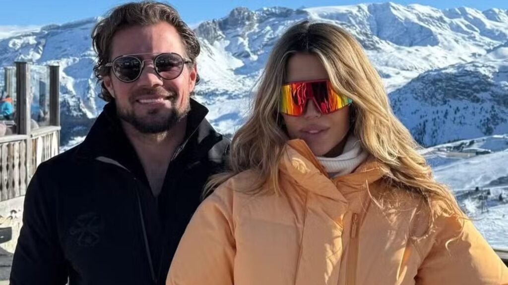 **Ex-mulher de Vorcaro rompe o silêncio** é um título que reflete a recente manifestação pública de Martha Graeff, ex-companheira do banqueiro Daniel Vorcaro, que atualmente se encontra detido na Penitenciária Federal de Brasília. Segundo a publicação da Revista Oeste, Graeff expressou sua consternação em relação ao vazamento de comunicações privadas que manteve com Vorcaro. Essas mensagens, que foram retiradas de um ambiente restrito, foram divulgadas de forma fragmentada, o que levou a defesa de Graeff a reagir publicamente. A situação destaca questões de privacidade e a exposição de informações pessoais em um contexto legal delicado. No comunicado oficial enviado à Revista Oeste, Martha Graeff enfatizou sua preocupação com a divulgação indevida das mensagens, que, segundo ela, foram apresentadas de maneira descontextualizada. A defesa de Graeff argumenta que essa exposição não apenas viola sua privacidade, mas também pode influenciar a percepção pública sobre o caso de Vorcaro. O banqueiro, ex-dono do Banco Master, enfrenta uma série de acusações que culminaram em sua prisão. A divulgação das mensagens privadas adiciona uma camada de complexidade ao caso, levantando questões sobre a ética na divulgação de informações pessoais em processos judiciais. A reação de Martha Graeff e sua defesa sublinha a importância de proteger a privacidade individual, especialmente em casos de alta visibilidade. A situação de Vorcaro, já complicada por sua detenção e pelas acusações que enfrenta, é ainda mais exacerbada pela exposição pública de suas comunicações privadas. Segundo a publicação, a defesa de Graeff está avaliando as medidas legais cabíveis para lidar com o vazamento das mensagens, buscando garantir que seus direitos sejam respeitados e que a justiça seja feita de maneira imparcial. Este caso ressalta a tensão entre o interesse público e o direito à privacidade, um tema cada vez mais relevante na era digital.