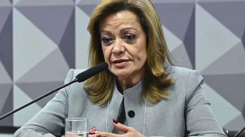 A **ex-presidente de uma associação de aposentados e pensionistas** foi presa em uma operação que investiga desvios no Instituto Nacional do Seguro Social (**INSS**). Segundo a publicação do site TNH1, a operação foi deflagrada após a identificação de um esquema que teria desviado recursos destinados a benefícios previdenciários. A investigação aponta que a ex-presidente utilizava sua posição para facilitar o acesso a informações privilegiadas e manipular processos, resultando em prejuízos significativos aos cofres públicos. De acordo com o site, a operação envolveu a participação de diversas autoridades, incluindo a Polícia Federal e o Ministério Público, que atuaram em conjunto para desmantelar o esquema. As investigações revelaram que a ex-presidente, juntamente com outros envolvidos, teria criado um sistema de fraudes que permitia a concessão indevida de benefícios. Este esquema não apenas prejudicava financeiramente o INSS, mas também comprometia a confiança dos segurados no sistema previdenciário. A prisão da ex-presidente é vista como um passo importante para coibir práticas ilícitas e reforçar a integridade das operações do INSS. Além disso, a operação destacou a necessidade de aprimorar os mecanismos de controle e fiscalização dentro do INSS para evitar novos casos de corrupção. Segundo a publicação, as autoridades estão empenhadas em revisar os processos internos e implementar medidas que garantam maior transparência e segurança na concessão de benefícios. A prisão da ex-presidente serve como um alerta para outras associações e entidades que atuam no setor, ressaltando a importância de uma gestão ética e responsável. A continuidade das investigações busca identificar todos os envolvidos e recuperar os recursos desviados, assegurando que os direitos dos aposentados e pensionistas sejam devidamente protegidos.