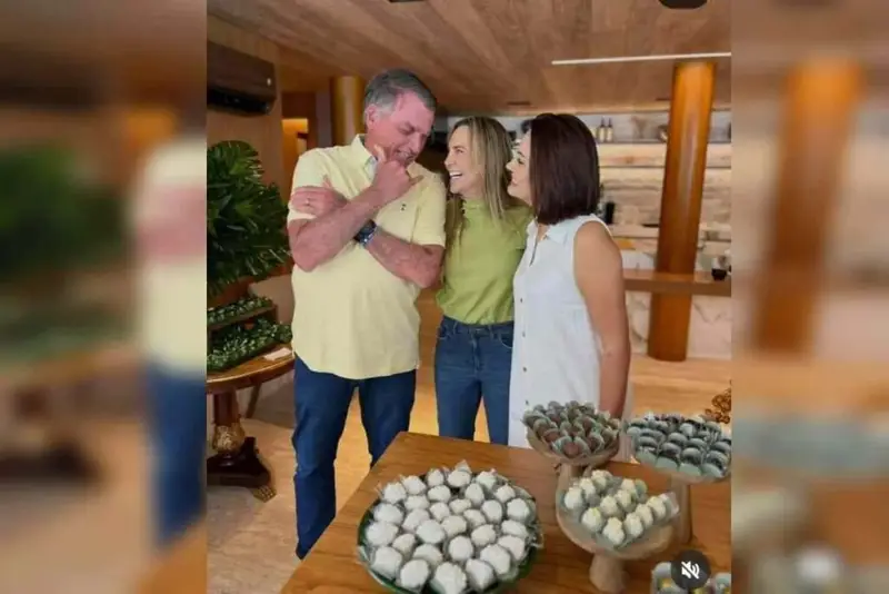 Por que Celina Leão comemorou a alta de Bolsonaro? Celina Leão celebrou a alta de Bolsonaro como uma "excelente notícia" por ser aliada política e amiga próxima dele e de Michelle Bolsonaro. Ela expressou alegria pelo Brasil e desejou saúde e força ao ex-presidente. Qual foi o motivo da internação de Bolsonaro? Bolsonaro foi internado devido a um quadro de broncopneumonia bacteriana. Após quase duas semanas no Hospital DF Star, em Brasília, ele recebeu alta médica. Bolsonaro voltará para a prisão após a alta? Não, Bolsonaro não retornará para a Papudinha. Após a alta, ele seguiu para prisão domiciliar em sua residência no condomínio Solar de Brasília. Por quanto tempo Bolsonaro ficará em prisão domiciliar? A prisão domiciliar de Bolsonaro tem um prazo inicial de 90 dias. Essa decisão foi autorizada pelo ministro Alexandre de Moraes, do Supremo Tribunal Federal (STF). Quem acompanhou Bolsonaro ao deixar o hospital? Ao deixar o hospital, Bolsonaro foi acompanhado pela ex-primeira-dama Michelle Bolsonaro. Ele estava vestindo um colete à prova de balas da Polícia Militar. Qual foi a reação do público à alta de Bolsonaro? A alta de Bolsonaro gerou reações diversas, mas Celina Leão destacou que o Brasil se alegra com o momento, refletindo o apoio de seus aliados e seguidores. Como a saúde de Bolsonaro pode impactar sua carreira política? A recuperação de Bolsonaro pode fortalecer sua imagem entre apoiadores, mas sua prisão domiciliar e os processos judiciais em andamento podem influenciar sua carreira política. O que a prisão domiciliar significa para Bolsonaro? A prisão domiciliar permite que Bolsonaro cumpra sua pena em casa, proporcionando mais conforto e privacidade, mas ainda sob restrições legais e monitoramento. Qual é o papel de Celina Leão no cenário político atual? Celina Leão é vice-governadora do Distrito Federal e uma figura política influente, especialmente entre os apoiadores de Bolsonaro, devido à sua aliança e amizade com ele. Como a situação de Bolsonaro afeta o cenário político brasileiro? A situação de Bolsonaro pode influenciar o cenário político, polarizando opiniões e afetando alianças, além de impactar possíveis candidaturas futuras e estratégias eleitorais. Quais são as condições da prisão domiciliar de Bolsonaro? Durante a prisão domiciliar, Bolsonaro deve cumprir condições específicas, como restrições de comunicação e visitas, além de ser monitorado pelas autoridades competentes. Como a saúde de Bolsonaro evoluiu durante a internação? Durante a internação, Bolsonaro recebeu tratamento para broncopneumonia bacteriana e, após melhora significativa, foi liberado para continuar a recuperação em casa. Qual é a importância do apoio de Celina Leão para Bolsonaro? O apoio de Celina Leão é significativo para Bolsonaro, pois reforça sua base política e oferece suporte emocional e estratégico em momentos críticos de sua trajetória. Como a alta de Bolsonaro foi recebida por seus opositores? A alta de Bolsonaro pode ter sido vista com ceticismo por opositores, que continuam atentos aos desdobramentos legais e políticos envolvendo o ex-presidente. O que esperar do futuro político de Bolsonaro após a alta? O futuro político de Bolsonaro é incerto, dependendo de sua saúde, das condições legais e do apoio político que conseguir manter ou reconquistar nos próximos meses.