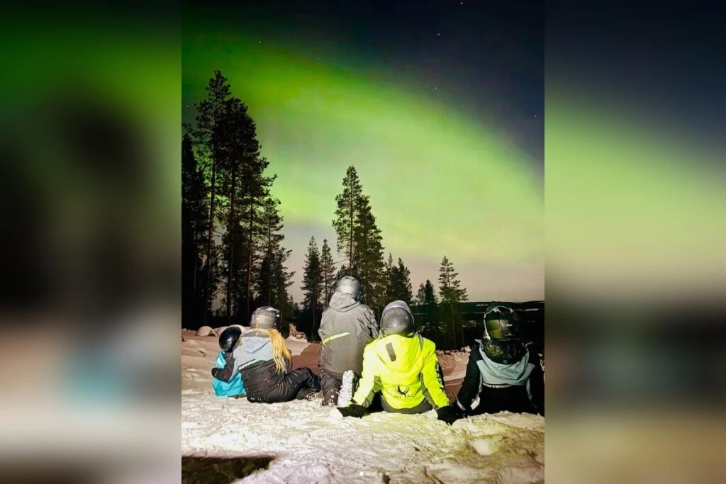 Em janeiro de 2025, **Lulinha**, filho do ex-presidente Luiz Inácio Lula da Silva, viajou para a **Finlândia** acompanhado de sua família. A viagem chamou atenção por ter sido financiada pela lobista **Roberta Luchsinger**, conforme relatado pela publicação. Durante a estadia, o grupo se hospedou em um hotel de luxo, onde a diária chegava a impressionantes R$ 37 mil. Este evento gerou repercussão devido ao envolvimento de uma figura pública em uma viagem custeada por uma lobista, levantando questões sobre a natureza dessa relação. Segundo a publicação, a viagem de Lulinha e sua família ao país nórdico foi marcada por momentos de lazer e visitas a pontos turísticos, mas o que realmente se destacou foi o financiamento da viagem. Roberta Luchsinger, conhecida por seu envolvimento em atividades de lobby, foi a responsável por arcar com os custos, incluindo a hospedagem em um dos hotéis mais caros da região. Este tipo de situação frequentemente levanta debates sobre a ética e a transparência nas relações entre figuras públicas e lobistas, especialmente quando envolve gastos significativos. A escolha da Finlândia como destino também desperta curiosidade, considerando que o país é conhecido por sua qualidade de vida e paisagens deslumbrantes. No entanto, o foco da atenção pública recaiu sobre o financiamento da viagem e as possíveis implicações disso. Conforme destacado pela fonte, a presença de Lulinha em um evento tão luxuoso, bancado por uma lobista, pode ter desdobramentos políticos e sociais, alimentando discussões sobre a influência de interesses privados em figuras públicas.