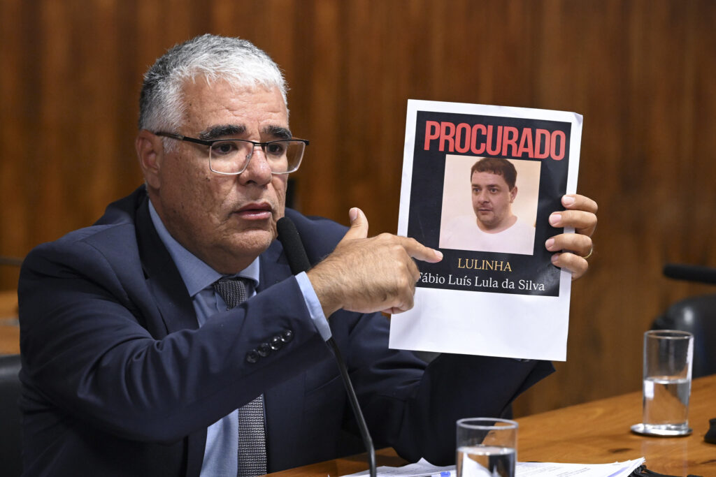 O relator da **Comissão Parlamentar Mista de Inquérito (CPMI) do INSS**, deputado Alfredo Gaspar, do partido União-LA, anunciou que solicitará o indiciamento de **Fábio Luís Lula da Silva**, conhecido como Lulinha, no relatório final da comissão. Lulinha, filho do presidente Luiz Inácio Lula da Silva, é acusado de envolvimento em um esquema de roubo de aposentadorias e pensões. Segundo a publicação do site O Antagonista, as implicações penais contra Lulinha ainda estão em fase de análise, mas o pedido de indiciamento marca um passo significativo nas investigações conduzidas pela CPMI. A CPMI do INSS foi instaurada para investigar irregularidades no sistema de previdência social, com foco em fraudes que afetam aposentadorias e pensões. Segundo o site O Antagonista, o deputado Alfredo Gaspar destacou a importância de responsabilizar todos os envolvidos no esquema, independentemente de suas posições ou relações familiares. O indiciamento de Lulinha, portanto, representa um esforço para garantir que a justiça seja aplicada de forma imparcial e abrangente. A investigação busca não apenas identificar os responsáveis diretos pelas fraudes, mas também desmantelar redes de corrupção que comprometem a integridade do sistema previdenciário brasileiro. O pedido de indiciamento de Lulinha ocorre em um contexto político sensível, dado seu vínculo familiar com o presidente Lula. No entanto, segundo a publicação, o relator da CPMI enfatiza que a investigação é conduzida com base em evidências concretas e testemunhos colhidos ao longo dos trabalhos da comissão. A expectativa é que o relatório final da CPMI traga recomendações para aprimorar os mecanismos de controle e fiscalização do INSS, prevenindo futuras fraudes e assegurando que os benefícios cheguem a quem realmente tem direito. O desenrolar desse caso poderá ter desdobramentos significativos tanto no cenário político quanto no fortalecimento das instituições de controle no Brasil.