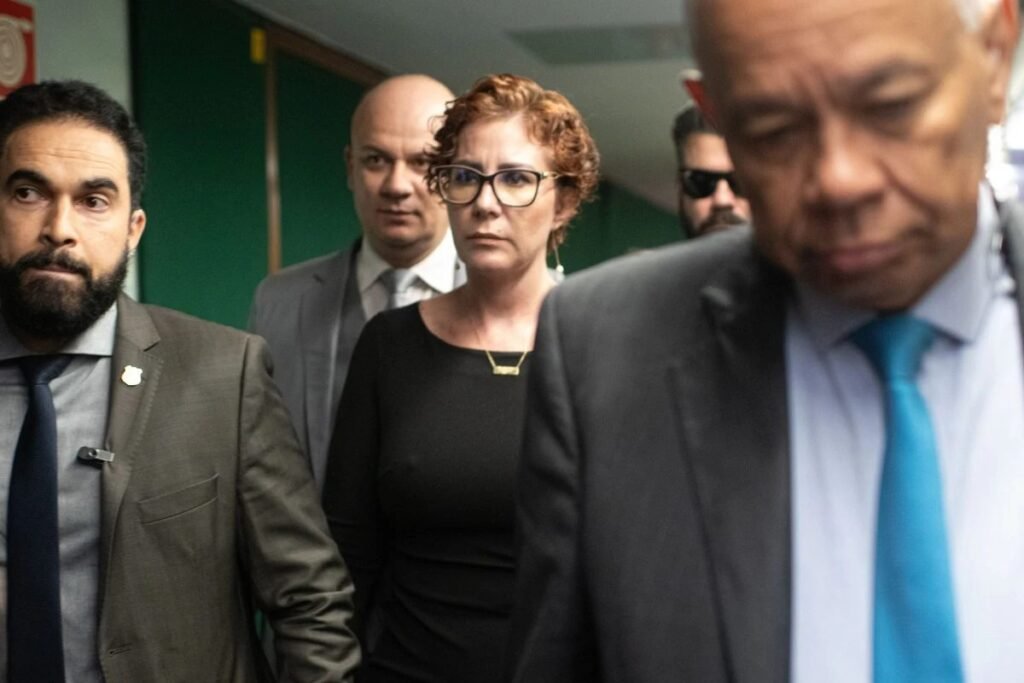 A **Polícia Federal (PF)** está se preparando para trazer a ex-deputada **Carla Zambelli** de volta ao Brasil em um voo comercial, caso a extradição seja autorizada pelo governo italiano. A decisão de extraditar Zambelli foi tomada pela **Corte de Apelação de Roma**, que acatou o pedido do governo brasileiro após a ex-deputada ser condenada pelo **Supremo Tribunal Federal (STF)**. No entanto, a defesa de Zambelli planeja recorrer à **Corte de Cassação**, a última instância do Judiciário italiano, e a decisão final ainda depende do **Ministério da Justiça da Itália**. Por que a extradição de Carla Zambelli está sendo solicitada? A extradição de Zambelli foi solicitada pelo governo brasileiro após sua condenação pelo STF. Segundo a publicação, a ex-deputada, que foi presa na Itália, deletou sua conta na rede social X após um desbloqueio determinado pelo ministro Alexandre de Moraes. A decisão de extraditar Zambelli está alinhada com o desejo do governo brasileiro de que ela cumpra sua pena no Brasil. Como a Polícia Federal planeja realizar a extradição? Caso a extradição seja autorizada, a PF brasileira será responsável por buscar Zambelli na Itália. De acordo com um delegado da cúpula da corporação, a operação será realizada em um voo comercial, um procedimento que já foi adotado anteriormente. Um exemplo citado é o caso do ex-diretor do Banco do Brasil, **Henrique Pizzolato**, que foi extraditado da Itália para o Brasil em 2015. Pizzolato havia fugido para a Itália em 2013, pouco antes de ser condenado pelo STF no caso do Mensalão, utilizando documentos do irmão falecido, mas acabou sendo preso. Qual é o papel do Ministério da Justiça da Itália na extradição? O Ministério da Justiça da Itália tem a palavra final sobre a autorização da extradição de Zambelli. Mesmo com a decisão favorável da Corte de Apelação de Roma, a extradição só poderá ser efetivada após a aprovação do ministério. Este é um procedimento padrão em casos de extradição, onde a decisão judicial precisa ser ratificada pelo poder executivo do país onde o extraditando se encontra. Quais são os próximos passos para a defesa de Zambelli? A defesa de Carla Zambelli pretende recorrer à Corte de Cassação, que é a última instância do Judiciário italiano. Este recurso é uma tentativa de reverter a decisão da Corte de Apelação de Roma. A defesa busca explorar todas as possibilidades legais para evitar a extradição, enquanto aguarda a decisão final do Ministério da Justiça da Itália. O que acontece se a extradição for autorizada? Se a extradição for autorizada, a Polícia Federal irá buscar Zambelli na Itália e trazê-la de volta ao Brasil para que ela cumpra sua pena. Este processo será realizado em um voo comercial, conforme mencionado por um delegado da PF. A extradição de Zambelli seria um passo importante para o cumprimento da decisão judicial brasileira. A situação de Carla Zambelli é um exemplo de como processos de extradição podem ser complexos e envolver múltiplas instâncias judiciais e governamentais. A decisão final ainda está pendente, e o caso continua a ser acompanhado de perto tanto no Brasil quanto na Itália.