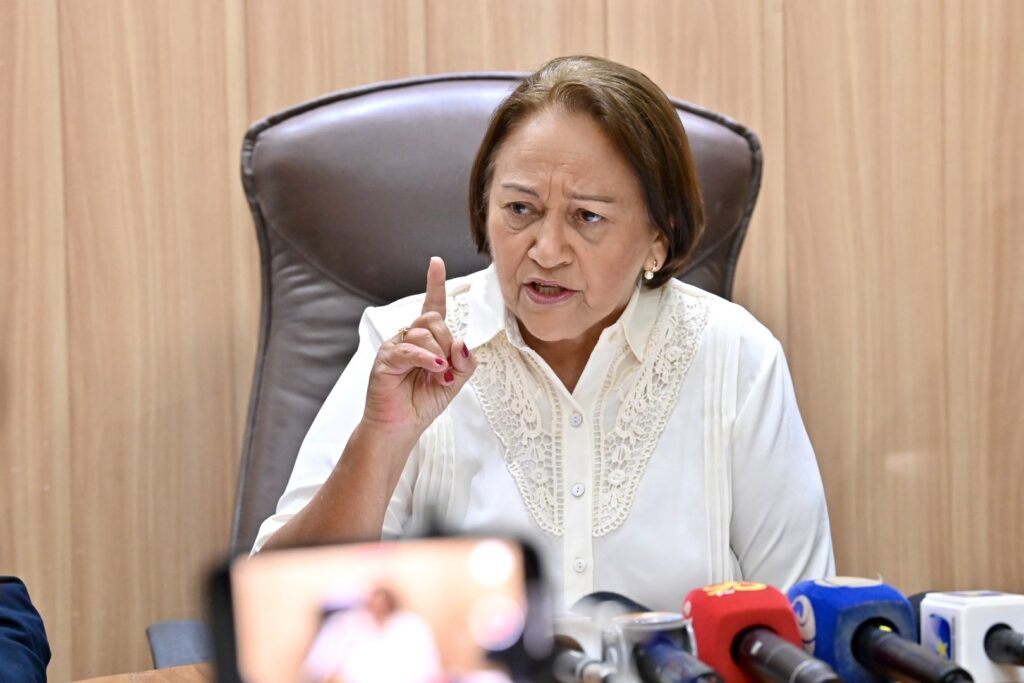 A governadora do **Rio Grande do Norte**, **Fátima Bezerra** (PT), anunciou que permanecerá no cargo até o final de seu mandato, que se encerra em dezembro deste ano. A confirmação veio durante uma entrevista coletiva realizada na tarde desta terça-feira (17), onde a governadora esclareceu sua decisão de não deixar o posto antes do prazo previsto. Segundo a publicação, havia uma expectativa de que Fátima Bezerra deixasse o cargo até abril, que é o prazo final para desincompatibilização de cargos públicos, mas ela optou por continuar à frente do governo estadual. Em sua declaração, Fátima Bezerra destacou a importância de concluir os projetos e compromissos assumidos com a população do Rio Grande do Norte. Segundo o site, a governadora ressaltou que sua decisão está alinhada com o desejo de garantir a continuidade das políticas públicas e dos programas em andamento, que são fundamentais para o desenvolvimento do estado. Além disso, Fátima Bezerra publicou uma carta em suas redes sociais, reafirmando seu compromisso com os cidadãos potiguares e destacando os avanços alcançados durante sua gestão. A decisão de permanecer no cargo até o final do mandato é vista como uma forma de assegurar estabilidade política e administrativa no estado. Segundo a publicação, a governadora enfatizou que sua permanência permitirá a conclusão de importantes iniciativas nas áreas de educação, saúde e infraestrutura, que são prioridades de sua administração. A continuidade de Fátima Bezerra no governo do Rio Grande do Norte até dezembro deste ano reflete seu compromisso em cumprir integralmente o mandato para o qual foi eleita, garantindo assim a implementação das políticas planejadas e o atendimento das demandas da população.