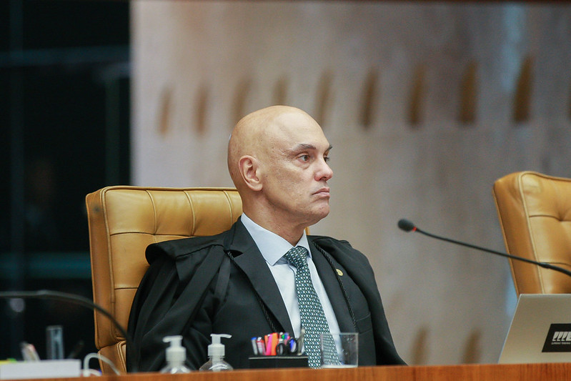 Os ministros **Edson Fachin** e **Gilmar Mendes** decidiram prestar uma homenagem ao colega **Alexandre de Moraes** em comemoração aos seus nove anos de atuação no **Supremo Tribunal Federal (STF)**. Essa homenagem destaca a trajetória e as contribuições de Moraes no mais alto tribunal do país. Segundo a publicação, a cerimônia foi marcada por discursos que ressaltaram a importância de Moraes na defesa da Constituição e no fortalecimento das instituições democráticas no Brasil. No entanto, a homenagem também levantou questionamentos sobre a omissão de certas ligações, como as com **Vorcaro**, que não foram mencionadas durante o evento. De acordo com o site, a relação entre Moraes e Vorcaro não foi abordada durante a cerimônia, o que gerou críticas e especulações. Vorcaro, que possui um histórico de interações com figuras do cenário político e jurídico, tem sido um nome frequentemente associado a discussões sobre ética e transparência. A ausência de menção a essas ligações durante a homenagem pode ser vista como uma tentativa de manter o foco nas conquistas de Moraes no STF, evitando controvérsias que poderiam ofuscar o propósito do evento. Essa escolha de omitir certas informações levanta questões sobre a transparência e a integridade das homenagens públicas. A homenagem a Alexandre de Moraes, enquanto celebra suas contribuições ao STF, também destaca a complexidade das relações e das narrativas no cenário jurídico brasileiro. A decisão de Fachin e Gilmar Mendes de não mencionar as ligações com Vorcaro pode ser interpretada de várias maneiras, refletindo as nuances e os desafios enfrentados por figuras públicas em posições de poder. Segundo a publicação, essa situação ilustra a delicada balança entre reconhecimento e escrutínio, que é uma constante na vida pública, especialmente em instituições de grande relevância como o Supremo Tribunal Federal.