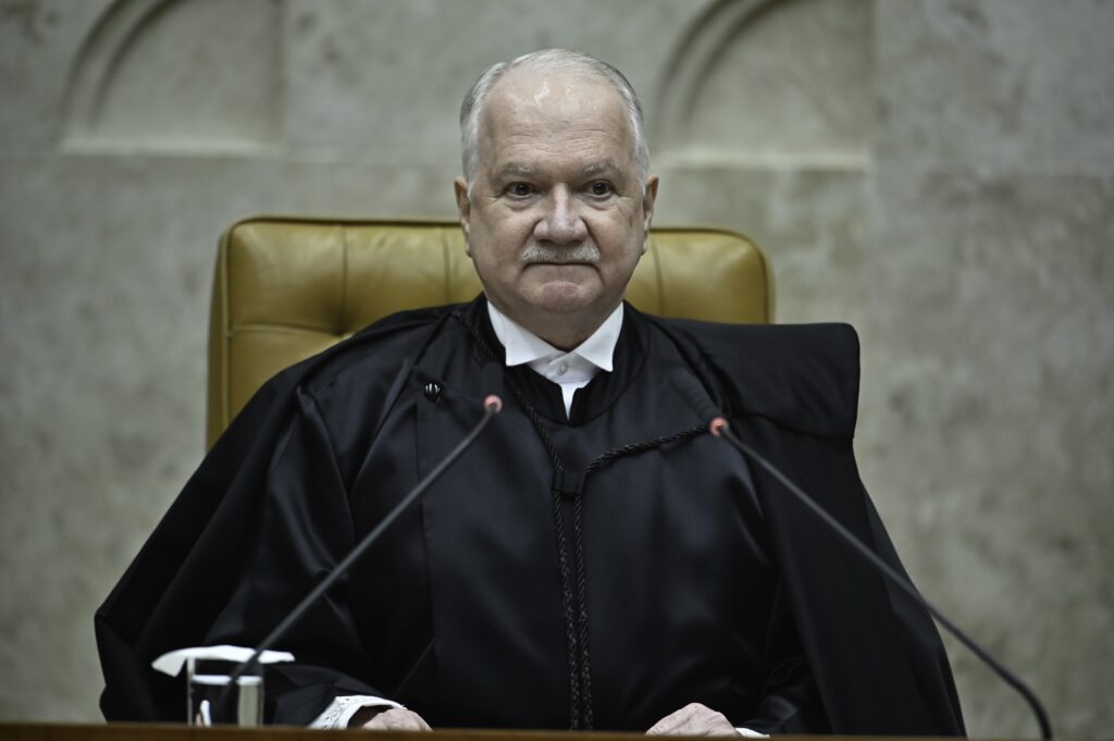 O ministro Edson **Fachin**, presidente do Conselho Nacional de Justiça (**CNJ**), tem a responsabilidade de regulamentar a decisão do ministro do Supremo Tribunal Federal (**STF**) Flávio **Dino** de eliminar a aposentadoria compulsória de juízes. Esta decisão surge no contexto das discussões internas do Supremo sobre a necessidade de implementar a Reforma da Previdência, aprovada em 2019. Segundo a publicação, a regulamentação direta é o caminho a ser seguido para que a decisão de Dino seja efetivamente colocada em prática. A Reforma da Previdência de 2019 trouxe mudanças significativas para o sistema previdenciário brasileiro, incluindo alterações nas regras de aposentadoria para diversas categorias de servidores públicos. No entanto, a aplicação dessas mudanças para o Judiciário ainda estava em discussão. Segundo o site, a decisão de Dino visa alinhar o regime de aposentadoria dos juízes às novas diretrizes estabelecidas pela reforma, eliminando a prática da aposentadoria compulsória, que permitia que juízes se aposentassem obrigatoriamente ao atingir uma certa idade, independentemente de outras condições. A regulamentação por parte de Fachin é um passo crucial para a implementação dessa mudança. Segundo a publicação, a medida busca garantir que o Judiciário esteja em conformidade com as novas regras previdenciárias, promovendo uma maior equidade entre os servidores públicos. Além disso, a eliminação da aposentadoria compulsória pode ter implicações significativas para a carreira dos juízes, impactando a forma como a progressão e a permanência na carreira são geridas. Dessa forma, a regulamentação adequada é essencial para assegurar que a transição ocorra de maneira ordenada e justa, respeitando os direitos dos magistrados e as diretrizes constitucionais.