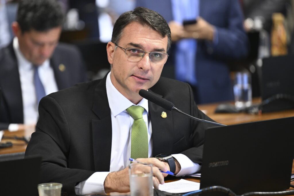 Circula nas redes sociais uma alegação de que o senador **Flávio Bolsonaro**, pré-candidato à Presidência da República pelo Partido Liberal (PL-RJ), teria proposto a redução ou o fim do **salário mínimo**. No entanto, essa informação é **#FAKE**. A publicação que faz essa afirmação utiliza uma montagem de uma falsa revista para atribuir uma fala que não foi dita por Flávio Bolsonaro. **Como surgiu essa informação falsa?** As publicações começaram a circular em 15 de março em plataformas como X (anteriormente conhecido como Twitter) e Facebook. Elas apresentam uma imagem que simula a capa de uma revista, na qual supostamente Flávio Bolsonaro teria feito a declaração controversa sobre o salário mínimo. No entanto, essa imagem é uma montagem e não corresponde a nenhuma publicação real. **Por que essa informação é considerada falsa?** A equipe de verificação de fatos do g1, uma fonte confiável de notícias, analisou a imagem e o contexto em que ela foi divulgada. Não há registros de que Flávio Bolsonaro tenha feito qualquer declaração pública propondo a redução ou o fim do salário mínimo. Além disso, a montagem da revista não corresponde a nenhum veículo de comunicação legítimo, reforçando que se trata de uma informação fabricada. **Qual é o impacto de compartilhar informações falsas?** A disseminação de informações falsas pode ter consequências significativas. No contexto político, pode influenciar a opinião pública de maneira equivocada, afetando a imagem de figuras públicas e distorcendo o debate político. Além disso, a circulação de fake news pode gerar desinformação e confusão entre os eleitores, prejudicando o processo democrático. **Como identificar informações falsas nas redes sociais?** Existem algumas práticas que podem ajudar a identificar se uma informação é falsa. Primeiro, verifique a fonte da informação. Se a notícia não for de um veículo de comunicação confiável, é importante ter cautela. Em segundo lugar, procure por outras fontes que confirmem a informação. Se apenas uma fonte está divulgando a notícia, isso pode ser um sinal de alerta. Por fim, fique atento a erros de gramática e formatação, que são comuns em montagens e notícias falsas. **O que fazer ao encontrar uma informação falsa?** Se você encontrar uma informação que acredita ser falsa, não a compartilhe. Em vez disso, denuncie a publicação na plataforma em que foi encontrada. Muitas redes sociais têm mecanismos para reportar conteúdo enganoso. Além disso, informe amigos e familiares sobre a falsidade da informação, ajudando a interromper a disseminação de fake news. **Qual é a posição oficial de Flávio Bolsonaro sobre o salário mínimo?** Até o momento, não há registros de que Flávio Bolsonaro tenha proposto qualquer mudança no salário mínimo. Como senador e figura pública, suas declarações e propostas são frequentemente acompanhadas pela mídia, e qualquer alteração significativa em sua posição seria amplamente divulgada por fontes confiáveis. Em resumo, a alegação de que Flávio Bolsonaro propôs acabar com o salário mínimo é **#FAKE**. A imagem que circula nas redes sociais é uma montagem e não reflete a realidade. É crucial que os usuários das redes sociais permaneçam vigilantes e críticos em relação às informações que encontram online, contribuindo para um ambiente digital mais informado e responsável.