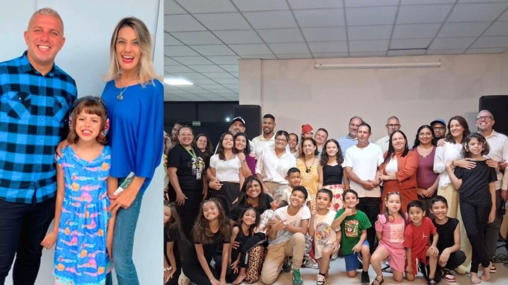 Por que uma família decidiu criar uma igreja inclusiva em SC? Após o diagnóstico de autismo da filha Giovanna, a família criou uma igreja em Gaspar para acolher pessoas com deficiência, especialmente crianças autistas. Como a Igreja Batista Lar acolhe famílias atípicas? A igreja oferece um espaço adaptado, incluindo um pula-pula para ajudar na regulação emocional de crianças autistas durante crises. Quantas famílias frequentam a igreja atualmente? Cerca de 30 famílias frequentam a igreja, sendo metade delas atípicas, incluindo pelo menos oito crianças autistas. Qual é o papel da psicóloga voluntária na igreja? A psicóloga especialista em autismo ajuda a desenvolver estratégias para lidar com comportamentos e antecipar crises, beneficiando todas as crianças. A igreja é pioneira no Brasil? A família acredita que pode ser a primeira igreja batista do país estruturada desde o início para atender pessoas com deficiência. Quais são os desafios enfrentados pela igreja? Apesar da falta de recursos, a igreja continua crescendo com um sonho claro e determinação, oferecendo pertencimento e dignidade a todos.