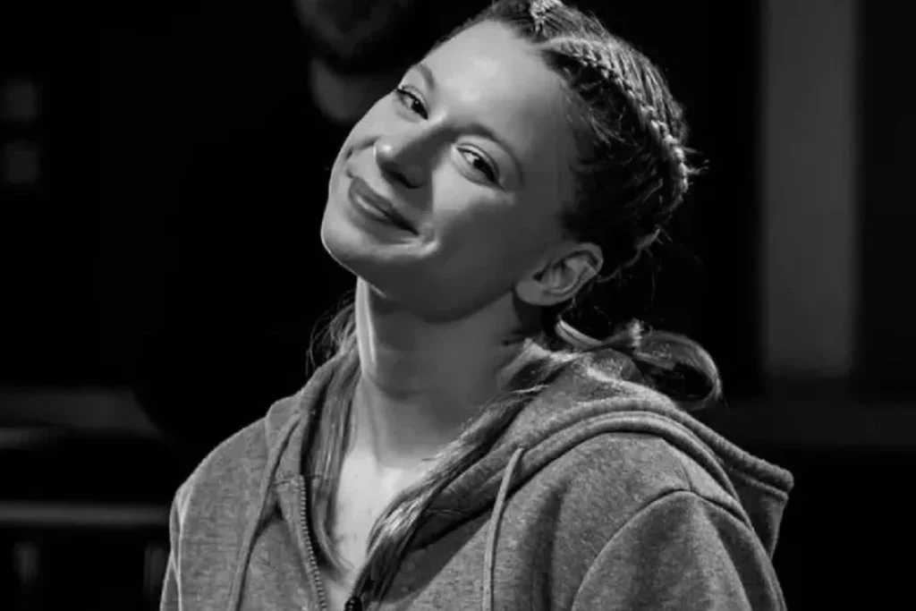 Quem era Dominika Mina Elischerova? Dominika Mina Elischerova era uma influenciadora digital e lutadora da República Tcheca, com quase 400 mil seguidores. Ela compartilhava sua rotina de treinos e momentos de lazer nas redes sociais. Como ocorreu o acidente que vitimou Dominika? Dominika foi atropelada por um caminhão na Tailândia enquanto se dirigia para uma aula de Muay Thai. O acidente ocorreu em 17 de março. Qual foi a reação da família de Dominika? A mãe de Dominika, Petra Elischerova, expressou profunda tristeza e dificuldade em aceitar a perda repentina da filha, descrevendo a ausência como uma lacuna irreparável. Qual foi a tentativa de socorro após o acidente? Dominika foi levada às pressas para um hospital, onde a equipe médica tentou reanimá-la com manobras de emergência, mas infelizmente não teve sucesso. Qual o impacto da morte de Dominika nas redes sociais? A morte de Dominika deixou seus seguidores em choque, gerando uma onda de homenagens e mensagens de apoio à família nas redes sociais.