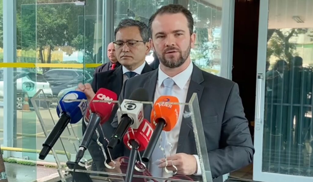 O **Ministério da Fazenda** está defendendo uma fiscalização rigorosa sobre o recente aumento nos preços dos combustíveis, especificamente **gasolina** e **etanol**. De acordo com o secretário Durigan, houve uma alta considerada injustificável nos preços desses combustíveis, mesmo após a implementação de medidas de desoneração. Essa situação tem gerado preocupações significativas, uma vez que as medidas deveriam, em teoria, aliviar o custo para os consumidores. Segundo a publicação, a intenção do governo é garantir que os benefícios das desonerações sejam efetivamente repassados ao consumidor final, evitando aumentos abusivos que não se justificam pelas condições de mercado. A questão dos preços dos combustíveis é complexa e envolve diversos fatores, incluindo impostos, custos de produção e distribuição, além de influências internacionais. No entanto, segundo o site Poder360, o que chama a atenção do Ministério da Fazenda é o fato de que, mesmo com a redução de tributos, os preços continuam a subir. Isso levanta suspeitas sobre práticas de mercado que podem estar prejudicando os consumidores. A fiscalização proposta visa identificar e corrigir possíveis distorções, garantindo que os preços reflitam de maneira justa as condições econômicas e as políticas de desoneração adotadas. Para enfrentar esse desafio, o governo está considerando medidas adicionais que possam assegurar a transparência e a competitividade no setor de combustíveis. Segundo a publicação, uma das estratégias é intensificar a fiscalização para detectar e punir práticas abusivas. Além disso, o diálogo com as empresas do setor é visto como essencial para alinhar expectativas e garantir que as reduções de custos sejam repassadas aos consumidores. O objetivo final é criar um ambiente de mercado mais justo e equilibrado, onde os preços dos combustíveis sejam determinados por fatores legítimos e não por aumentos arbitrários.