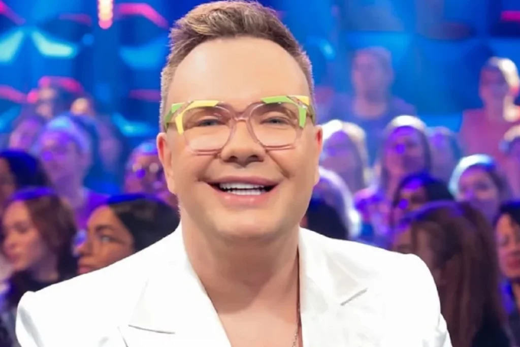 **Felipeh Campos**, conhecido apresentador da **Band**, foi recentemente internado em estado crítico, gerando grande preocupação entre fãs e colegas. Segundo a publicação, Felipeh deu entrada na unidade médica com uma condição de saúde delicada, caracterizada por uma baixa contagem de plaquetas. Este quadro clínico é preocupante, pois as plaquetas são fundamentais para a coagulação do sangue, e sua deficiência pode levar a complicações graves, como hemorragias. A situação de Felipeh Campos está sendo acompanhada de perto pelos profissionais de saúde, que o mantêm sob observação constante para monitorar qualquer evolução em seu estado de saúde. De acordo com informações divulgadas, o diagnóstico de Felipeh Campos foi um ponto central de atenção, pois a baixa contagem de plaquetas pode ser indicativa de várias condições médicas, incluindo distúrbios hematológicos ou reações adversas a medicamentos. Segundo o site, os médicos estão realizando uma série de exames para determinar a causa exata dessa condição e, assim, definir o tratamento mais adequado. Enquanto isso, a equipe médica está tomando todas as precauções necessárias para estabilizar a saúde do apresentador e evitar complicações adicionais. A situação é delicada, mas os profissionais estão empenhados em proporcionar o melhor cuidado possível. A notícia da internação de Felipeh Campos gerou uma onda de solidariedade e apoio nas redes sociais, com muitos fãs e colegas enviando mensagens de força e recuperação. A comunidade de entretenimento está unida em torno do apresentador, desejando que ele se recupere rapidamente e possa retornar às suas atividades normais. Enquanto isso, a família de Felipeh Campos pede privacidade e compreensão neste momento difícil, agradecendo a todos pelo carinho e apoio demonstrados. A expectativa é que, com o tratamento adequado e o suporte médico necessário, Felipeh possa superar essa fase crítica e retomar sua carreira na televisão.