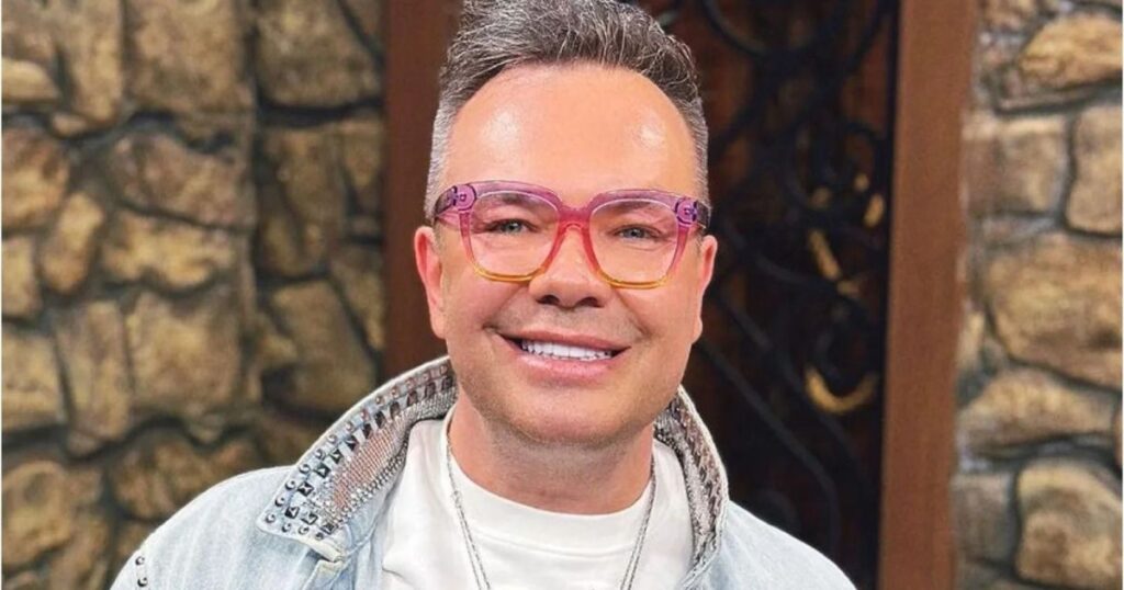 O jornalista **Felipeh Campos** compartilhou recentemente detalhes sobre sua experiência ao ser internado devido a uma grave infecção por **dengue hemorrágica**. Segundo a publicação, Campos revelou que chegou ao hospital em estado crítico, com as plaquetas sanguíneas extremamente baixas, uma condição que pode ser potencialmente fatal se não tratada adequadamente. A dengue hemorrágica é uma forma mais severa da doença, caracterizada por sangramentos, queda de plaquetas e, em casos extremos, choque e falência de órgãos. De acordo com o site, a internação de Felipeh Campos destacou a importância de se estar atento aos sintomas da dengue, que podem incluir febre alta, dores musculares intensas, dor atrás dos olhos e manchas vermelhas na pele. No caso da dengue hemorrágica, os sintomas são ainda mais graves e podem incluir sangramentos nas gengivas, vômitos persistentes e dor abdominal intensa. Campos enfatizou a necessidade de procurar atendimento médico imediato ao notar qualquer um desses sinais, especialmente em regiões onde a dengue é endêmica. A experiência de Felipeh Campos serve como um alerta sobre os riscos associados à dengue e a importância da prevenção. Medidas como o uso de repelentes, eliminação de criadouros de mosquitos e atenção aos sintomas são fundamentais para evitar a propagação da doença. Segundo a publicação, Campos ressaltou a importância de campanhas de conscientização e do apoio das autoridades de saúde para combater a proliferação do mosquito **Aedes aegypti**, transmissor da dengue. A recuperação de Campos, embora desafiadora, destaca a eficácia do tratamento médico quando a doença é diagnosticada precocemente.