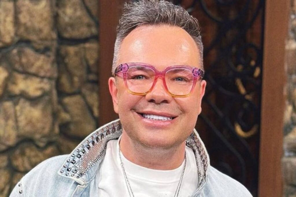 O apresentador e jornalista **Felipeh Campos** fez um pronunciamento emocionante enquanto estava internado em um hospital devido a um quadro de **dengue**. Durante sua declaração, Felipeh expressou um desejo simbólico de "ir para Eternia", uma referência ao universo fictício de He-Man, que representa um lugar de força e superação. Segundo a publicação, suas palavras tocaram profundamente seus seguidores e fãs, que se solidarizaram com sua situação e enviaram mensagens de apoio e carinho. A dengue, uma doença viral transmitida pelo mosquito **Aedes aegypti**, pode causar sintomas graves e requer cuidados médicos adequados. Segundo o site, Felipeh Campos compartilhou sua experiência com a doença, destacando os desafios enfrentados durante o tratamento. Ele mencionou a importância de seguir as orientações médicas e de manter a esperança, mesmo nos momentos mais difíceis. A declaração de Felipeh no hospital não só trouxe à tona a seriedade da dengue, mas também serviu como um alerta para a necessidade de prevenção e combate ao mosquito transmissor. Além de sua luta pessoal contra a dengue, Felipeh Campos utilizou sua plataforma para conscientizar o público sobre a importância de medidas preventivas, como a eliminação de criadouros do mosquito e o uso de repelentes. Segundo a publicação, ele enfatizou que a prevenção é a melhor forma de evitar a doença e suas complicações. A atitude de Felipeh, ao compartilhar sua experiência e promover a conscientização, reforça a relevância de discussões sobre saúde pública e a necessidade de ações coletivas para combater a dengue de forma eficaz.