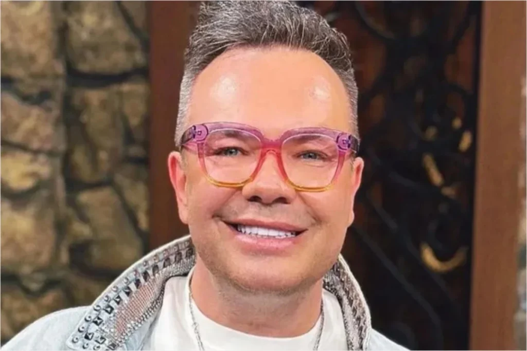 **Felipeh Campos**, conhecido apresentador da Band, foi recentemente **internado em estado grave**. A notícia foi confirmada pelo próprio apresentador, que compartilhou sua situação de saúde com o público. Segundo a publicação, Felipeh está passando por uma série de exames médicos para determinar a causa de seu estado crítico. No momento, não há previsão de alta hospitalar, o que tem gerado preocupação entre fãs e colegas de trabalho. A situação de Felipeh Campos destaca a importância de monitorar a saúde e buscar atendimento médico adequado quando necessário. De acordo com o site, a internação de Felipeh Campos ocorreu de forma inesperada, pegando muitos de surpresa. O apresentador, que tem uma carreira consolidada na televisão, é conhecido por seu carisma e presença marcante nas telas. A notícia de sua internação gerou uma onda de solidariedade e apoio nas redes sociais, com muitos fãs enviando mensagens de força e recuperação. A equipe médica está empenhada em realizar uma **bateria de exames** para identificar o problema de saúde que levou à sua internação, mas até o momento, detalhes específicos sobre seu diagnóstico não foram divulgados. A situação de Felipeh Campos serve como um lembrete da fragilidade da saúde e da importância de estar atento a sinais que possam indicar problemas mais sérios. Segundo o site, a ausência de uma previsão de alta hospitalar indica que os médicos estão adotando uma abordagem cautelosa, garantindo que todas as possibilidades sejam exploradas antes de liberar o apresentador. Enquanto isso, o público aguarda ansiosamente por notícias positivas sobre sua recuperação. A comunidade de fãs e amigos continua a enviar energias positivas, na esperança de que Felipeh Campos possa retornar em breve à sua rotina e ao convívio com seus entes queridos.