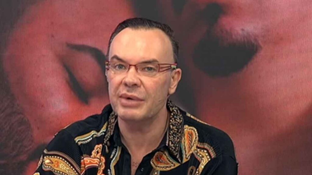 **Felipeh Campos**, conhecido por sua atuação na televisão brasileira, foi internado em estado grave em um hospital de São Paulo. Segundo a publicação, o motivo da internação foi um quadro crítico de **dengue**, uma doença viral transmitida pelo mosquito Aedes aegypti. A situação de saúde do apresentador gerou preocupação entre fãs e colegas, destacando a gravidade da doença e a necessidade de atenção às medidas de prevenção. A **dengue** é uma doença que pode variar de leve a grave, e em casos críticos, como o de Felipeh Campos, pode levar à hospitalização. Segundo o site, a dengue é caracterizada por sintomas como febre alta, dores musculares intensas, dor atrás dos olhos, e em casos mais severos, pode evoluir para a forma hemorrágica, que é potencialmente fatal. A internação de Felipeh Campos ressalta a importância de se buscar atendimento médico imediato ao apresentar sintomas suspeitos, especialmente em regiões onde a doença é endêmica. A situação de Felipeh Campos também chama a atenção para a necessidade de controle do mosquito transmissor. Segundo especialistas, medidas como eliminar focos de água parada, onde o mosquito se reproduz, são fundamentais para prevenir surtos de **dengue**. A conscientização da população sobre os riscos e sintomas da doença é crucial para evitar complicações graves. A internação de uma figura pública como Felipeh Campos serve como um alerta para a seriedade da dengue e a importância de medidas preventivas eficazes.