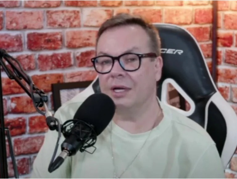 Felipeh Campos, conhecido por sua atuação na televisão, está enfrentando um momento delicado em sua saúde. Desde a última quarta-feira, 18 de março, ele está internado após ser diagnosticado com **dengue hemorrágica**. Este tipo de dengue é uma forma mais grave da doença, que pode levar a complicações sérias, como hemorragias e falência de órgãos. Segundo a publicação do Portal Leo Dias, o estado de saúde de Felipeh se agravou devido à **automedicação**, prática que pode trazer riscos significativos, especialmente em casos de doenças infecciosas como a dengue. A **automedicação** é um hábito comum, mas perigoso, que pode mascarar sintomas e dificultar o diagnóstico preciso de doenças. No caso de Felipeh Campos, a automedicação pode ter contribuído para o agravamento de seu quadro clínico. Segundo o site, a ingestão de medicamentos sem orientação médica pode ter interferido no tratamento adequado da dengue hemorrágica, uma condição que exige cuidados médicos específicos e monitoramento constante. A dengue, transmitida pelo mosquito Aedes aegypti, apresenta sintomas como febre alta, dores no corpo e, em casos mais graves, sangramentos, o que demanda atenção médica imediata. A situação de Felipeh Campos serve como um alerta sobre os perigos da automedicação, especialmente em casos de doenças graves. É fundamental que, ao apresentar sintomas suspeitos, as pessoas busquem orientação médica ao invés de recorrer a medicamentos por conta própria. O tratamento inadequado pode não apenas piorar o quadro clínico, mas também atrasar o início de um tratamento eficaz. Segundo especialistas, a dengue hemorrágica requer um manejo cuidadoso para evitar complicações, e a automedicação pode comprometer seriamente a saúde do paciente. Portanto, a experiência de Felipeh destaca a importância de seguir as orientações médicas e evitar a automedicação, garantindo assim um tratamento seguro e eficaz.